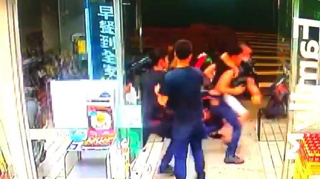 徐男在便利商店門口玩手遊，卻被惡煞強押上車。