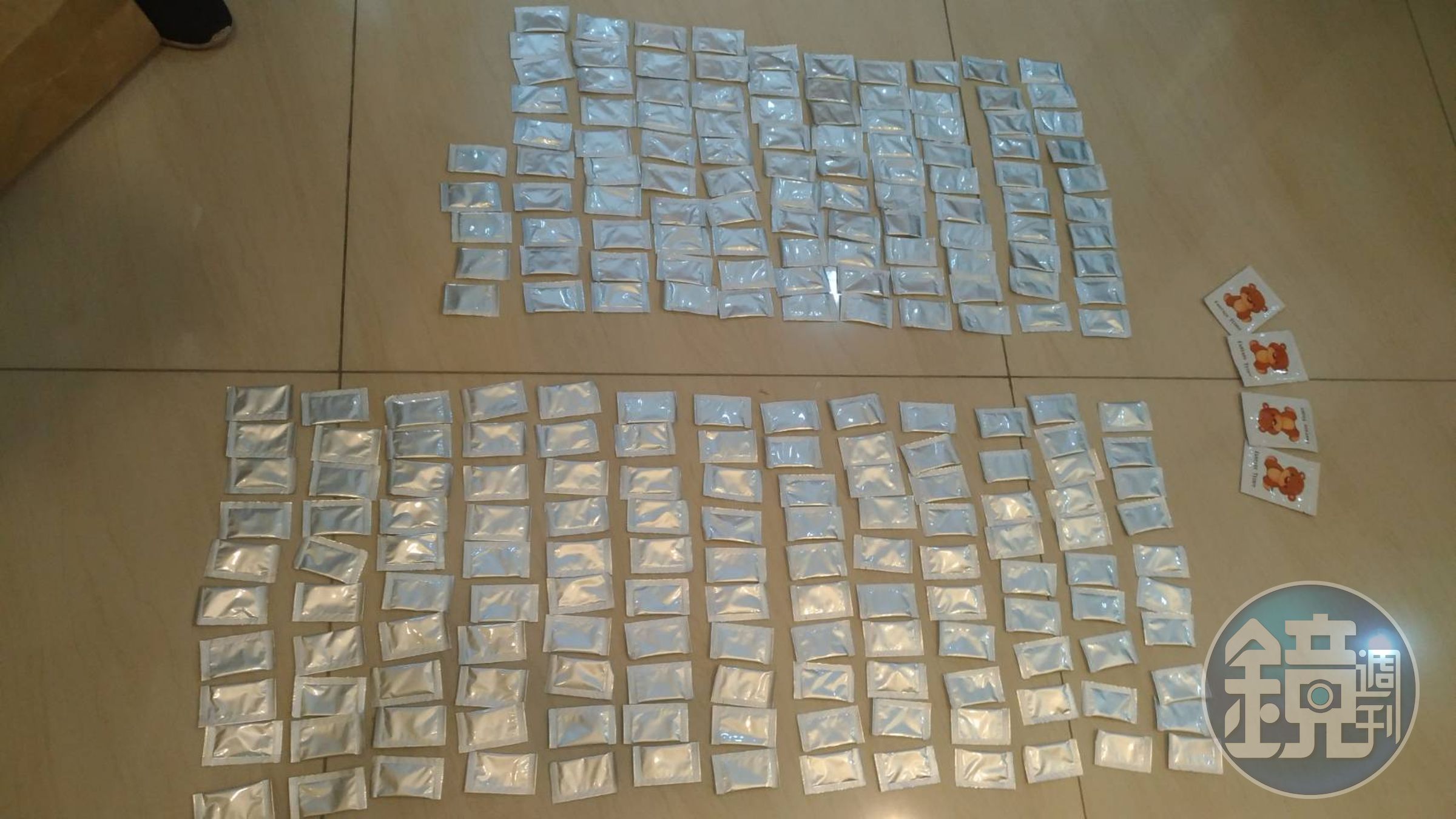 警方在湯嫌的住處，查獲大量的毒咖啡包等贓證物。