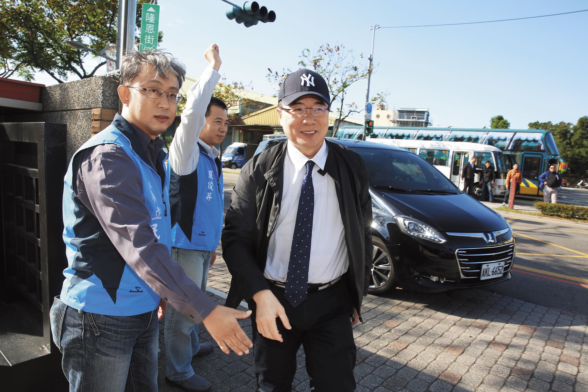 最高法院維持高等法院見解,認為蔡正元(右)「五鬼搬運,將利益輸送自己」,判賠1.7億元給中影公司定讞。
