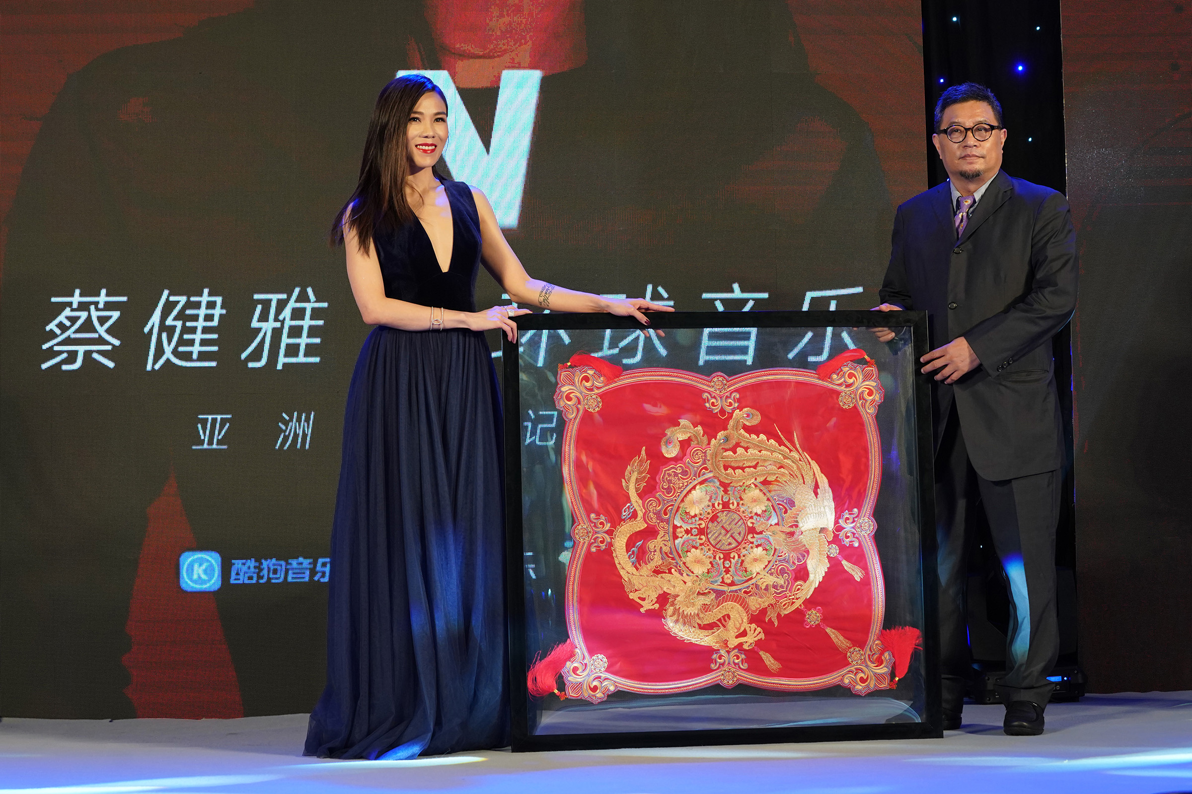 環球音樂高層送上「紅蓋頭」當作簽約賀禮,象徵「迎鳳還巢」。