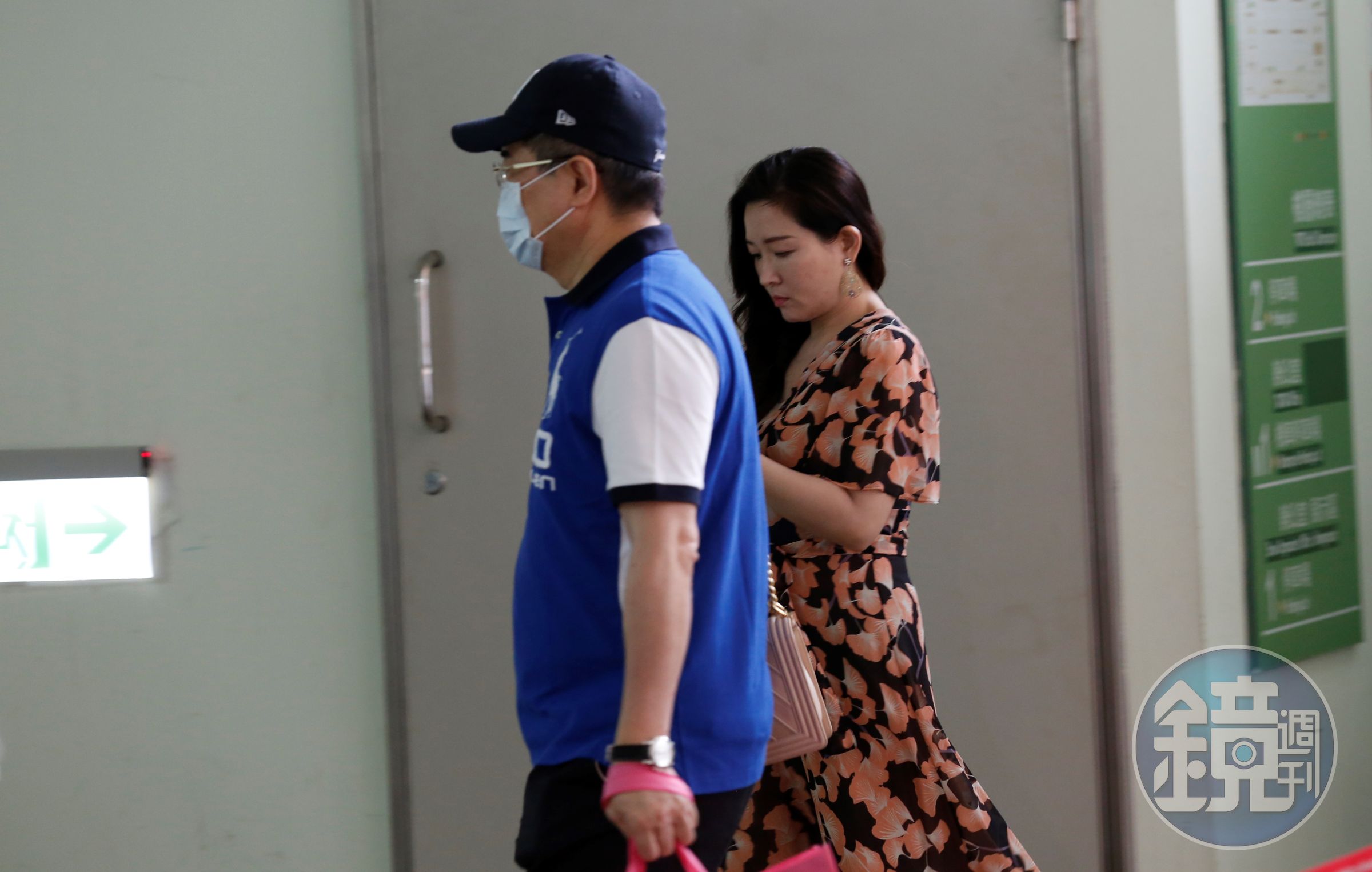 馬尾妹（右）原是蔡正元的特助，協助打理工作及生活瑣事，去年終於修成正果。