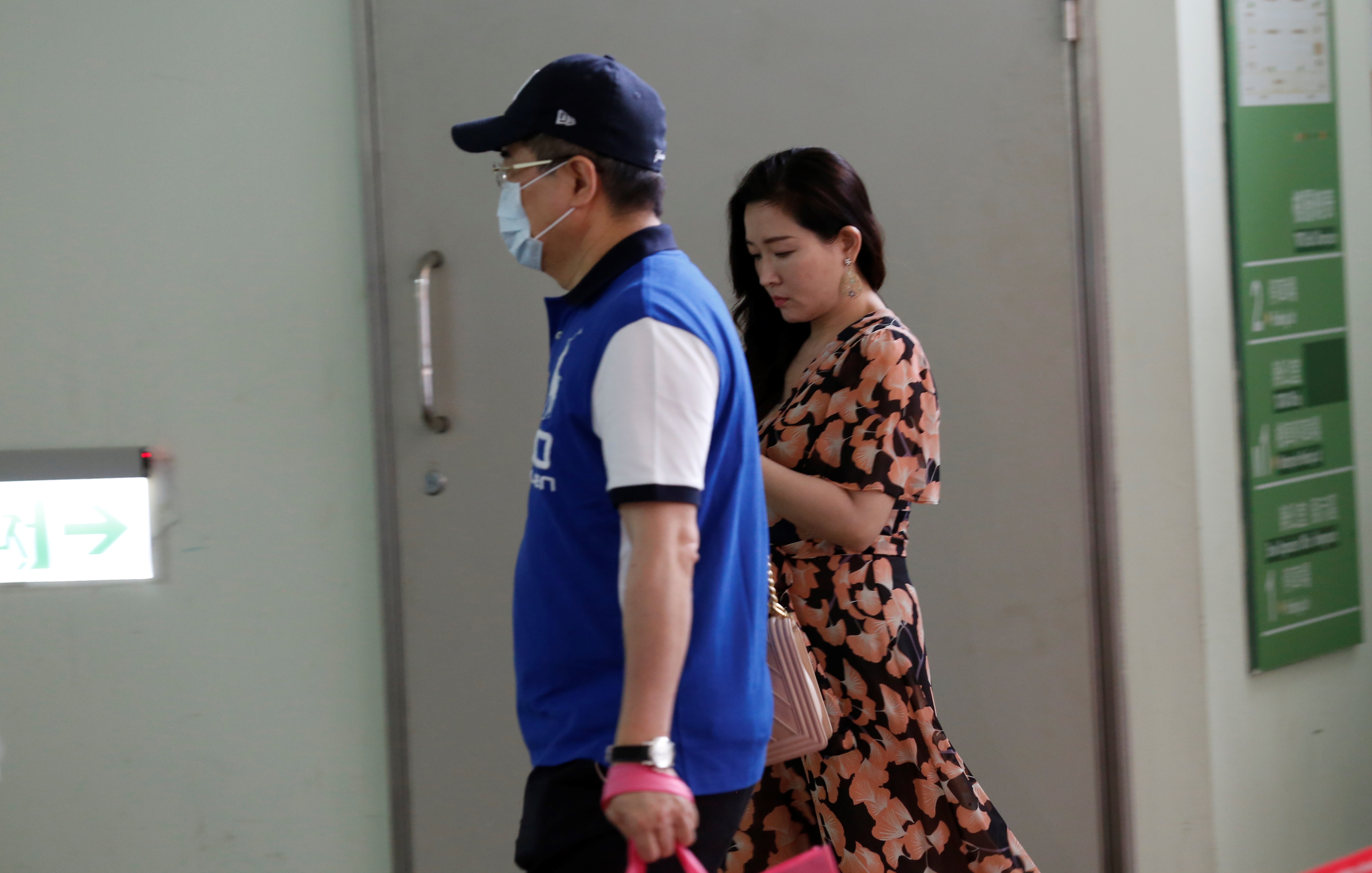 馬尾妹（右）原是蔡正元的特助，協助打理工作及生活瑣事，去年終於修成正果。