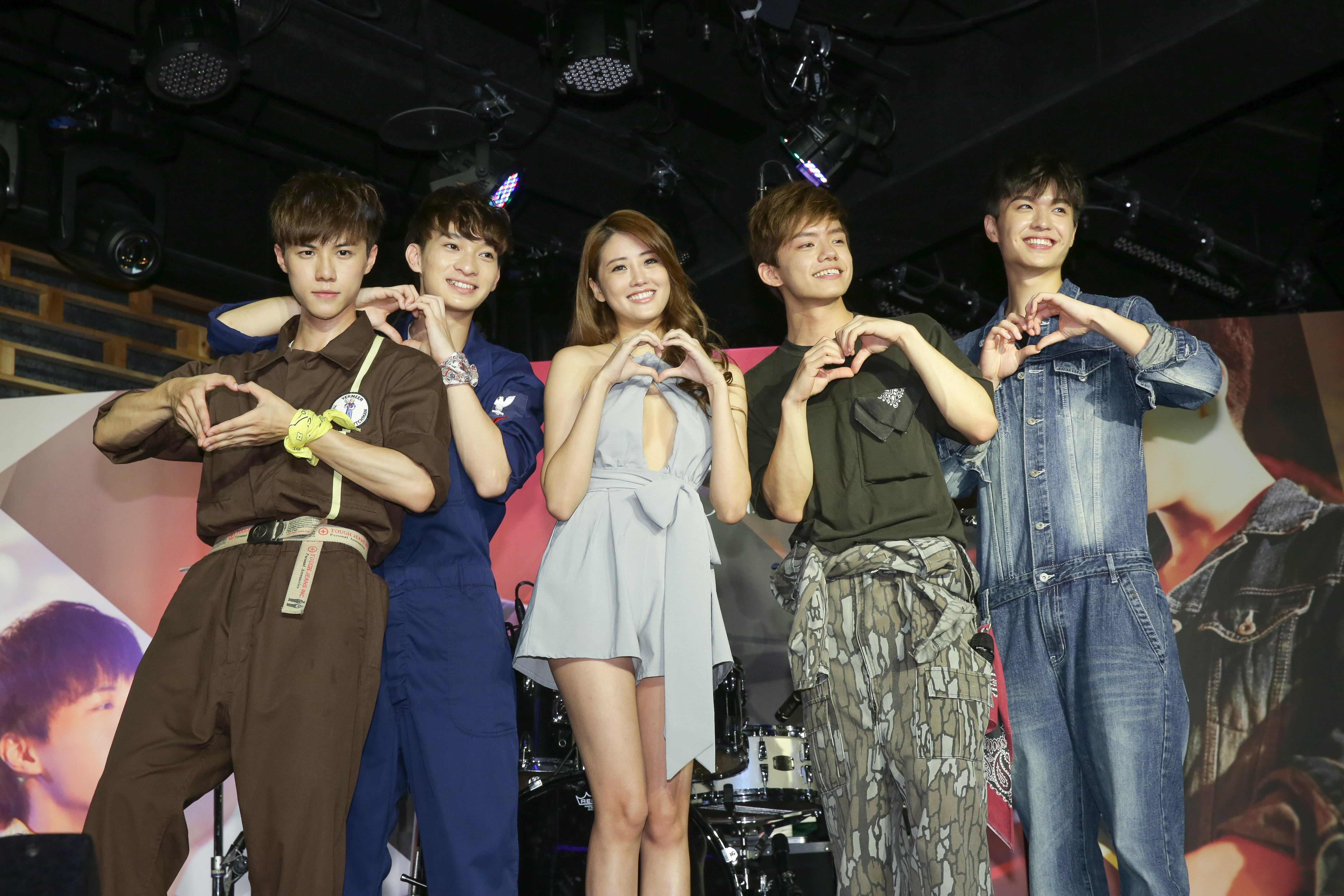 賴琳恩為師弟樂團noovy站台，爆乳加短裙，不僅noovy笑不攏嘴，攝影師的快門更是停不下來。左起：貝斯JK、主唱Shawn、賴琳恩、鼓手Mark與吉他Hank。