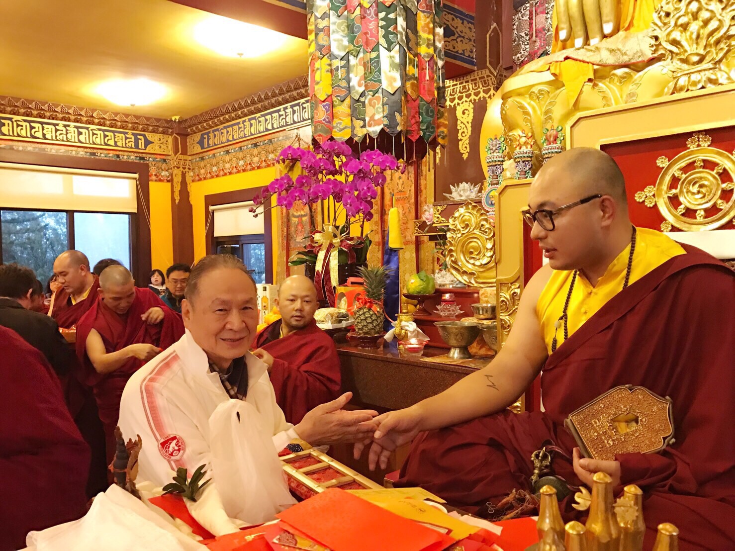 吳清友是藏傳佛教信徒，其中又與卡魯仁波切（右）的因緣最深，卡魯仁波切特別在吳第一次心臟手術前一日為他祈福。（翻攝自中華兩岸健康促進建築環境策進會）