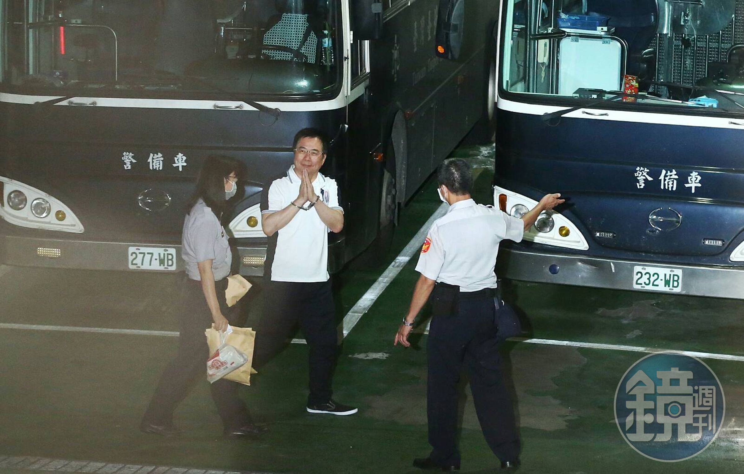 前立委蔡正元因涉及不法挪用中影資金，又匯款海外，遭裁定羈押禁見，上囚車前，蔡正元三次合掌鞠躬。
