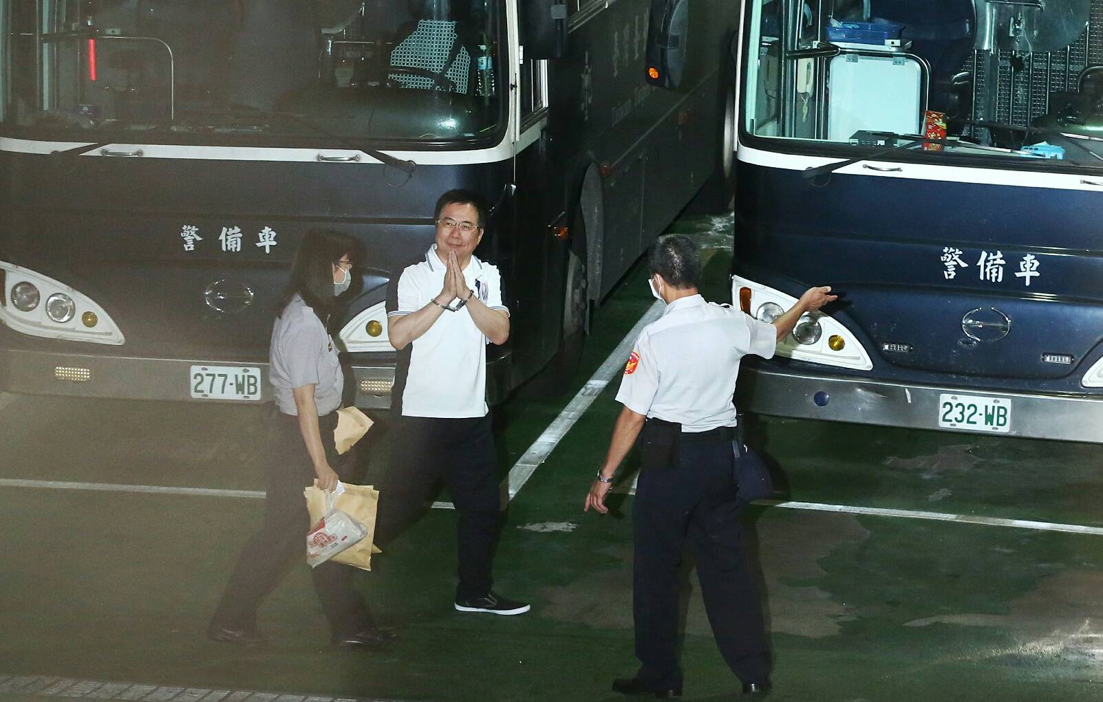 前立委蔡正元因涉及不法挪用中影資金，又匯款海外，遭裁定羈押禁見，上囚車前，蔡正元三次合掌鞠躬。