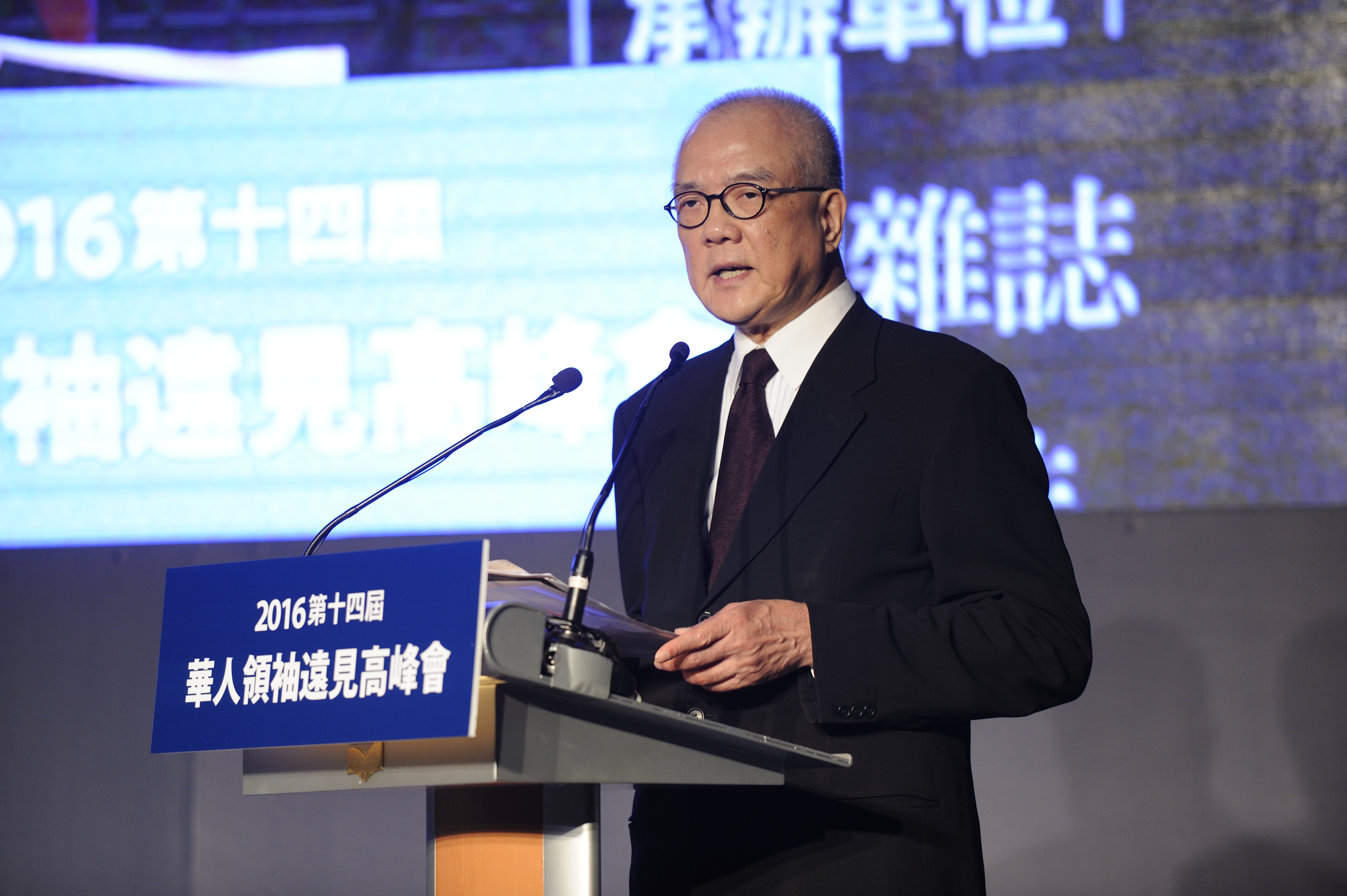 吳清友從浪漫文化人變為成功的商人，近年來經常在外演講暢談自己創立誠品的初衷。