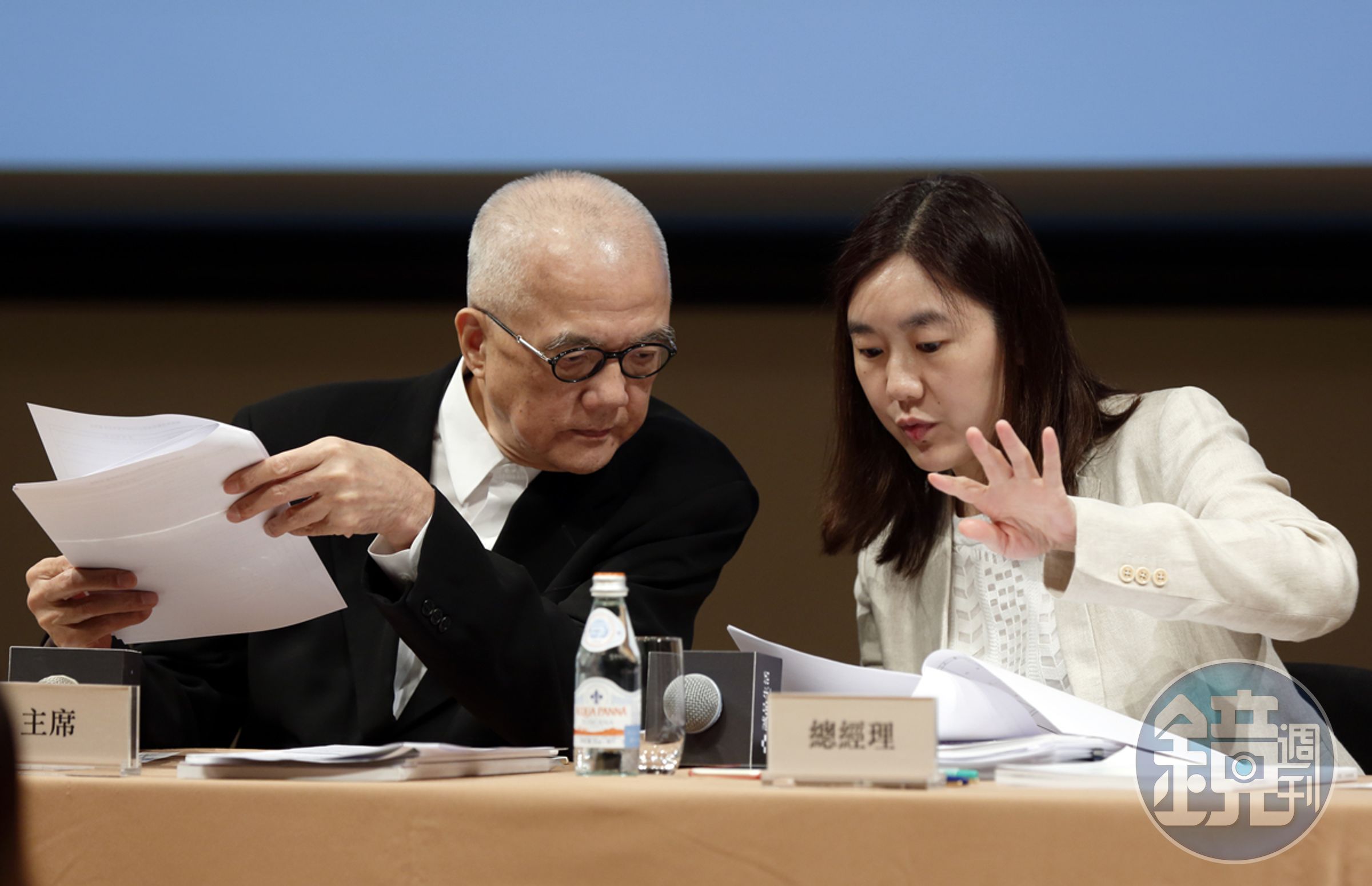 吳清友（左）近年啟動接班計劃，將誠品陸續交由女兒吳旻潔（右）經營。