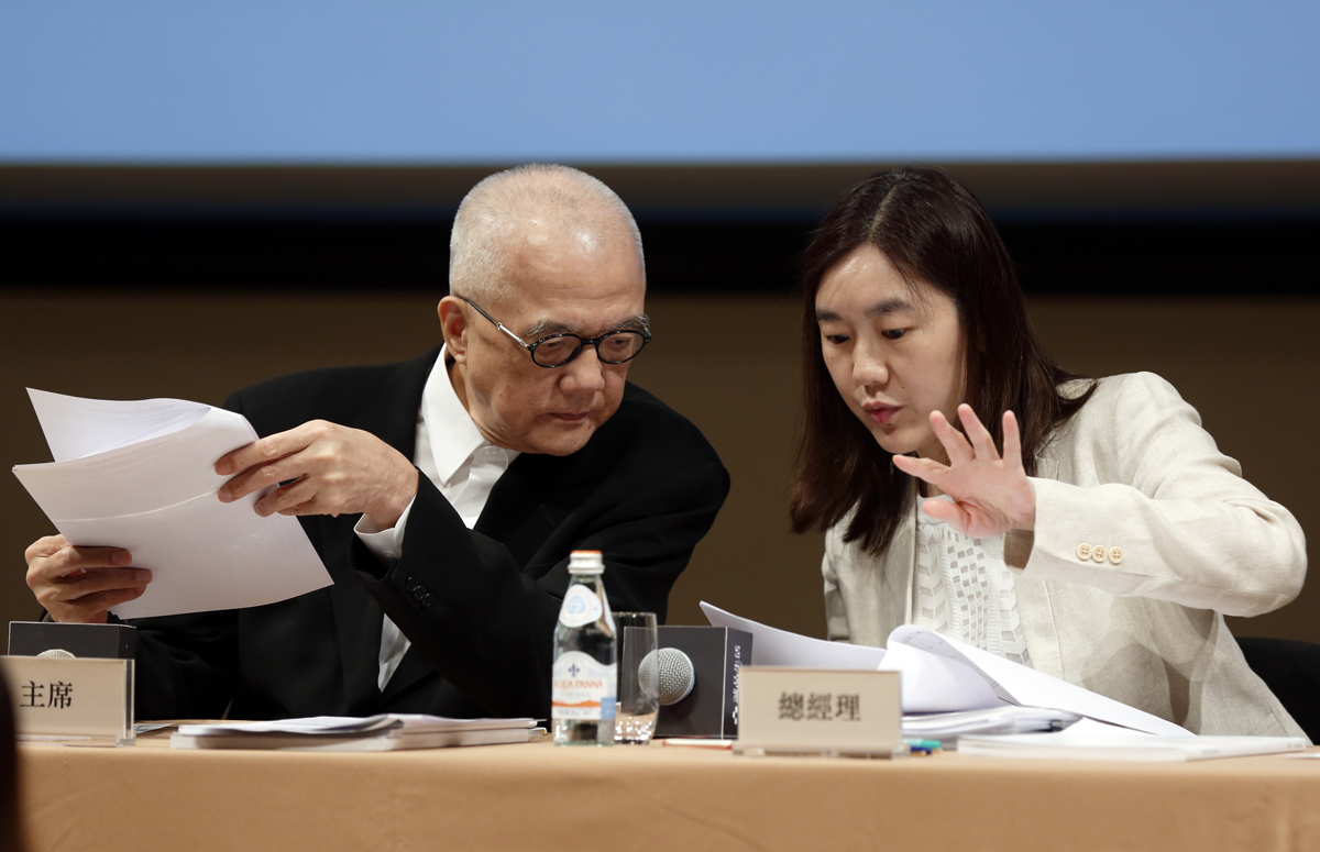 吳清友（左）近年啟動接班計劃，將誠品陸續交由女兒吳旻潔（右）經營。