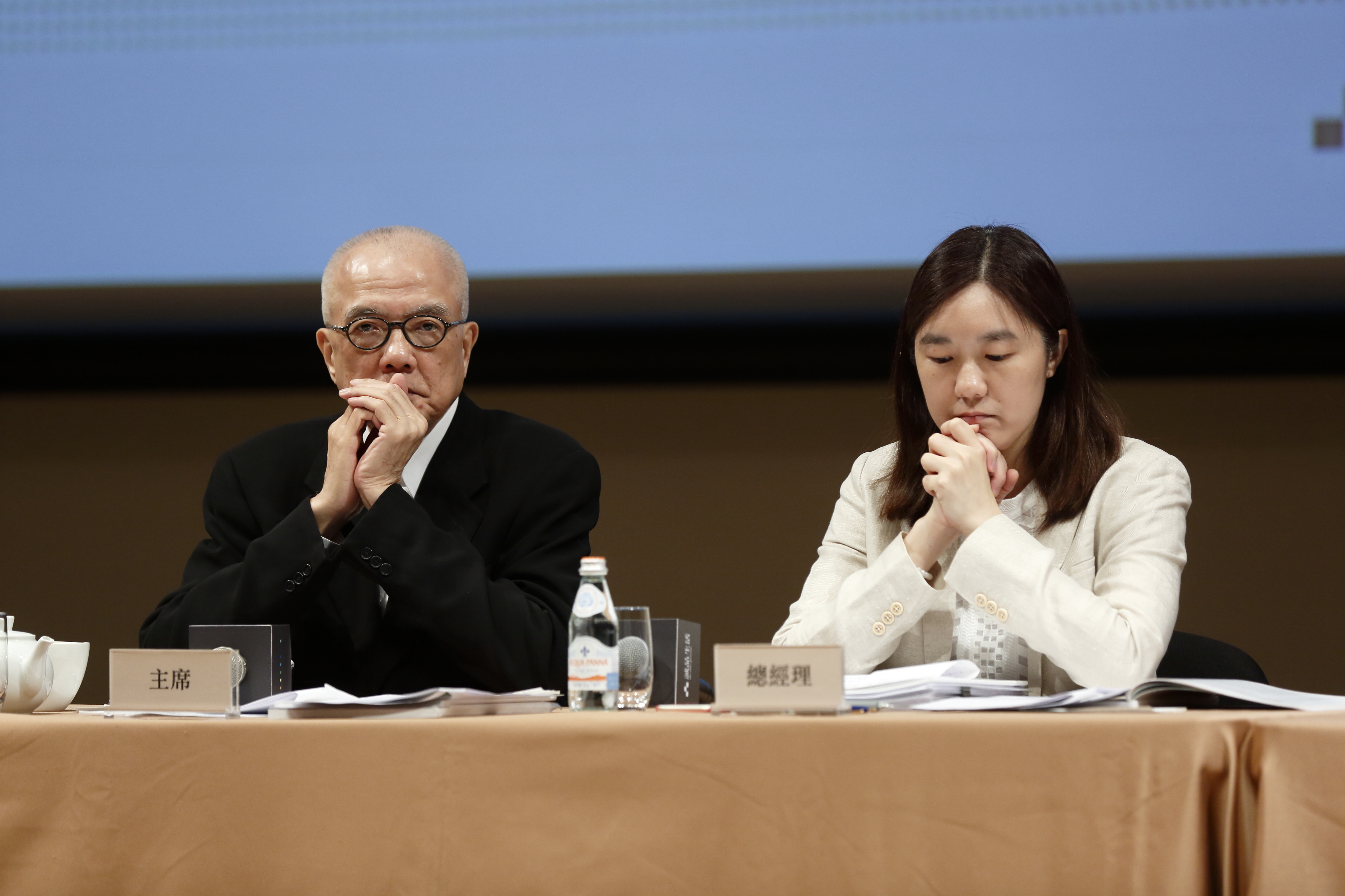 吳清友（左）過世的消息，童子賢第一時間接獲消息是來自吳清友女兒吳旻潔的越洋電話。