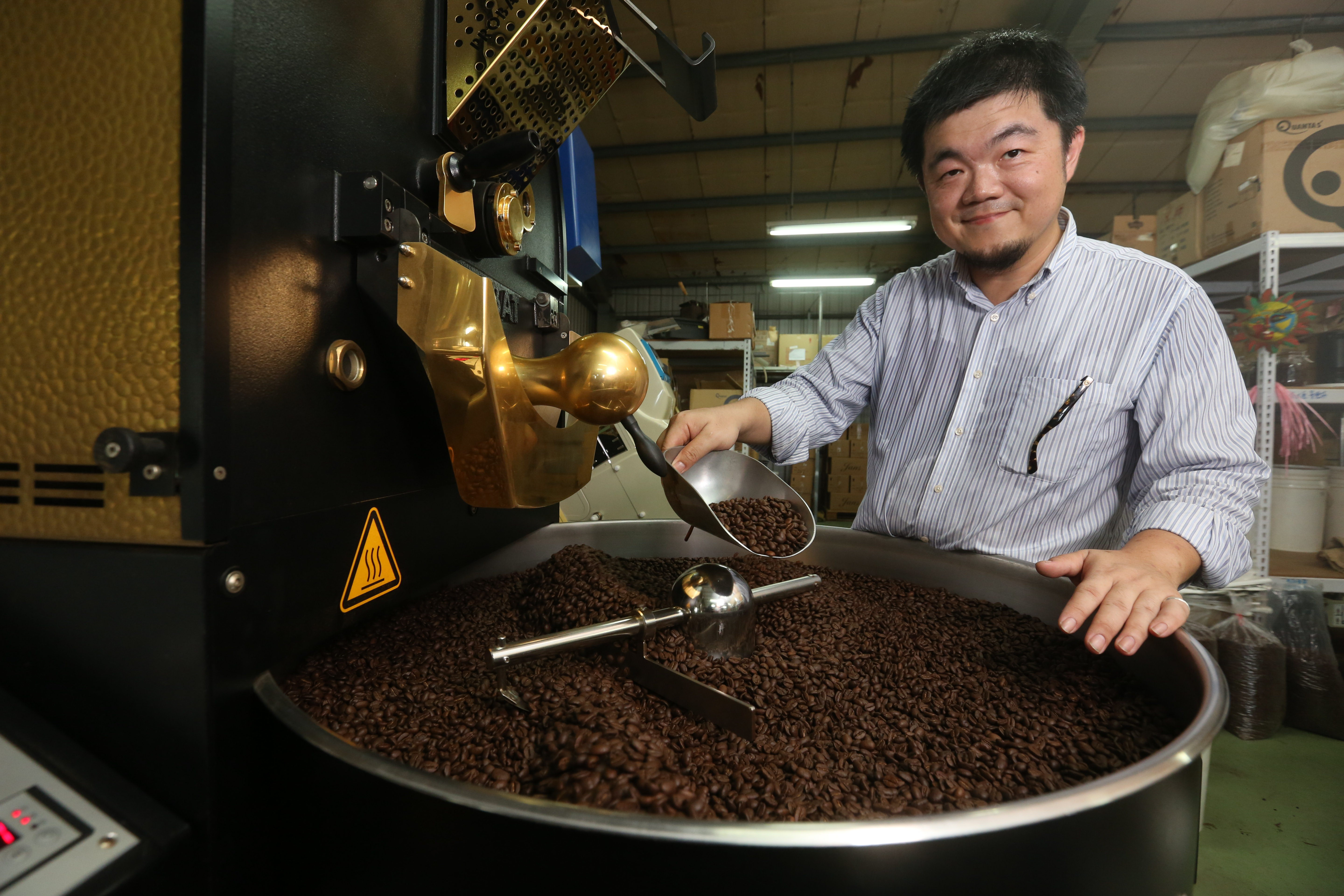 媽媽嘴老闆呂炳宏因喜愛咖啡而開咖啡店，從沒想過會被捲入命案，甚至要連帶賠償。