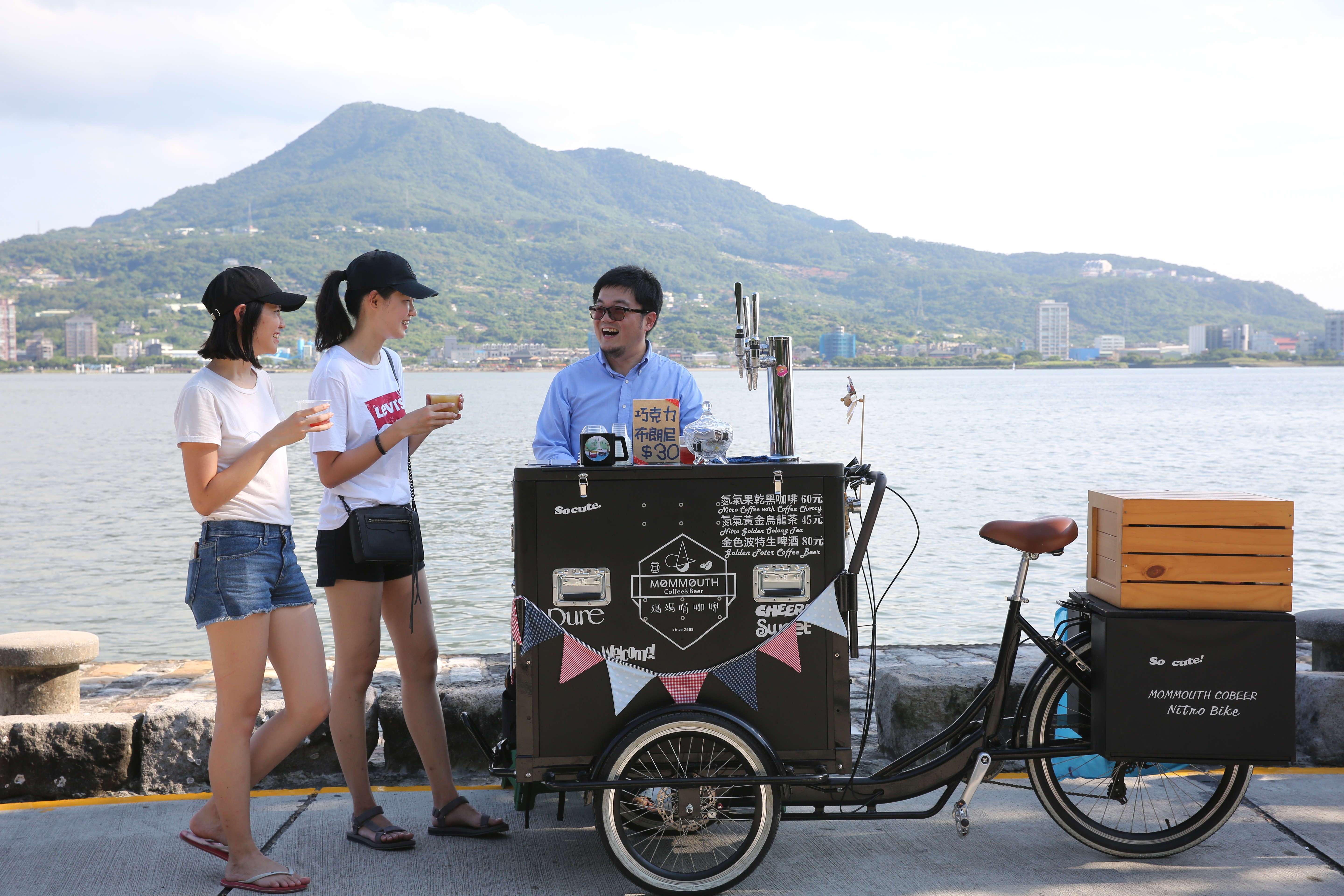 為了多賣點咖啡，呂炳宏會在假日騎著咖啡腳踏車，到淡水店附近碼頭賣氮氣飲料。