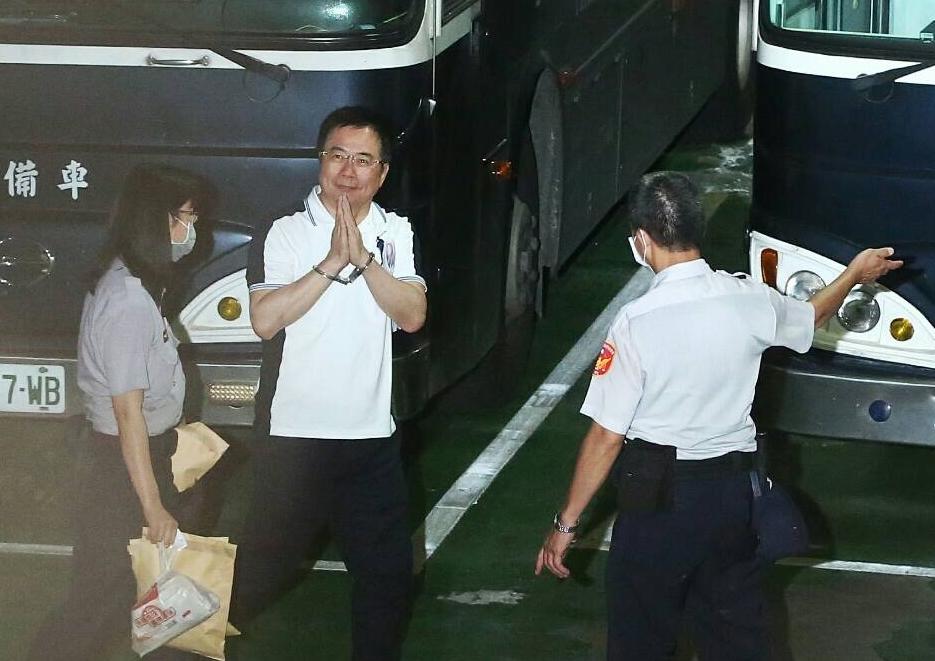 蔡正元二度停下腳步，雙手合十對鞠躬回應，連上囚車的前一刻，且再次雙手合十鞠躬才上車。