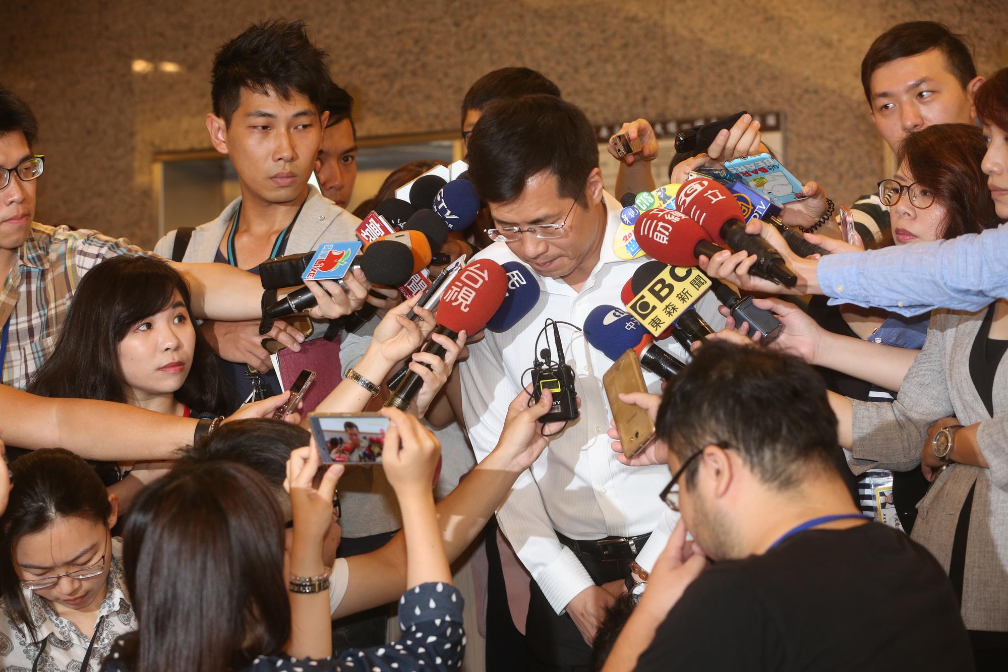 民進黨立委羅致政遭周刊拍下2度與辦公室副主任粘珮瑩上摩鐵,羅致政今10點出面說明時向外界鞠躬道歉。