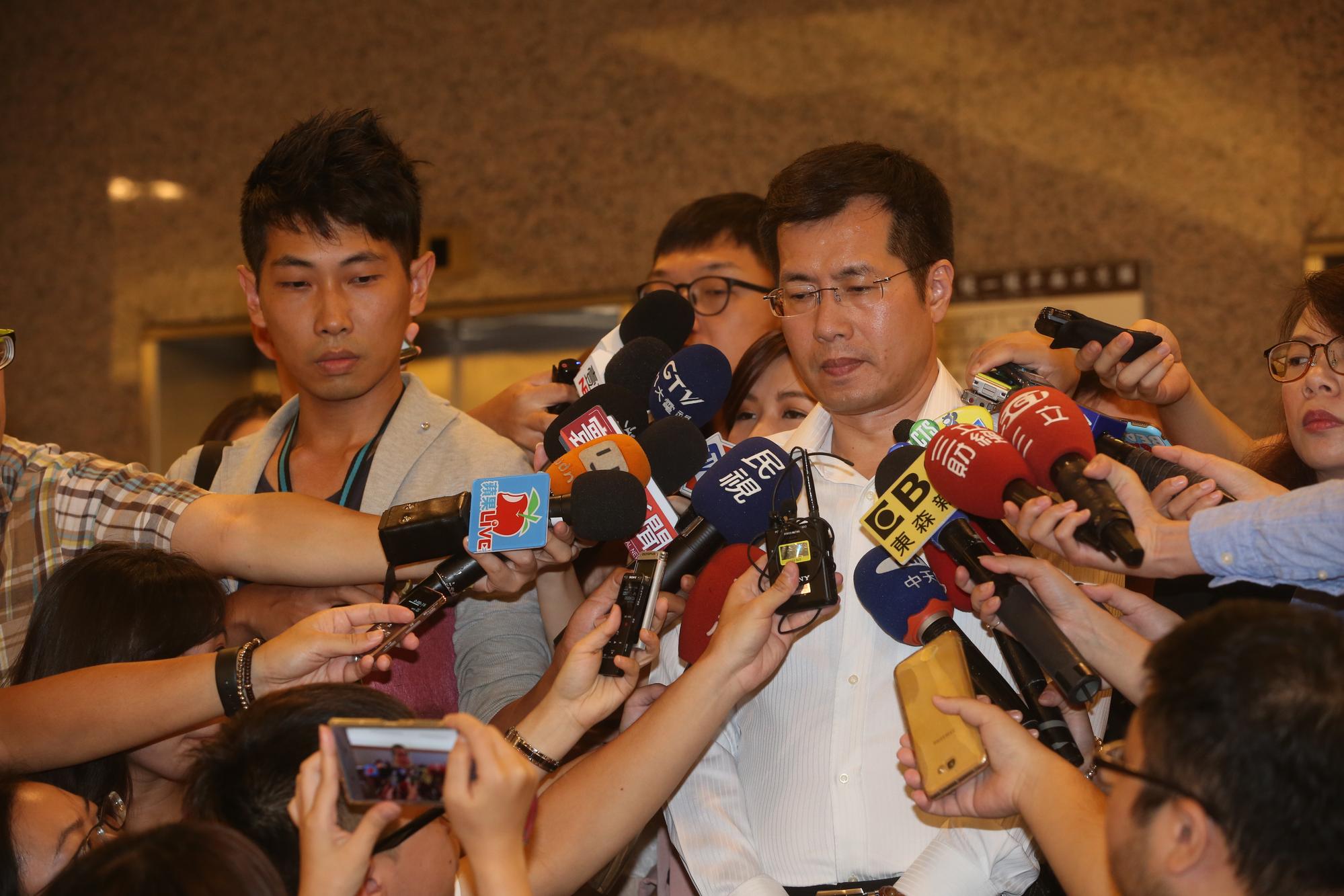 民進黨立委羅致政遭週刊拍到,2度與辦公室副主任粘珮瑩上摩鐵,羅致政今10點舉行記者會表示,已取得家人信任與諒解。
