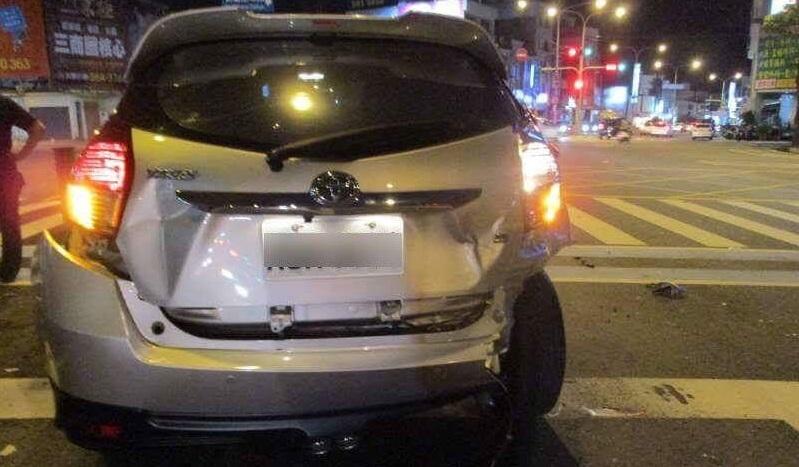 倒楣的自小客車停紅燈被後方車輛追撞，車尾嚴重變形。