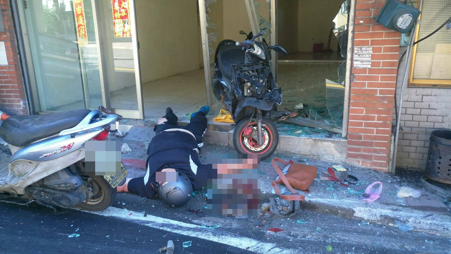 此次車禍造成9名機車騎士分別受到輕重傷，騎士痛苦地倒在路旁7-11呻吟。