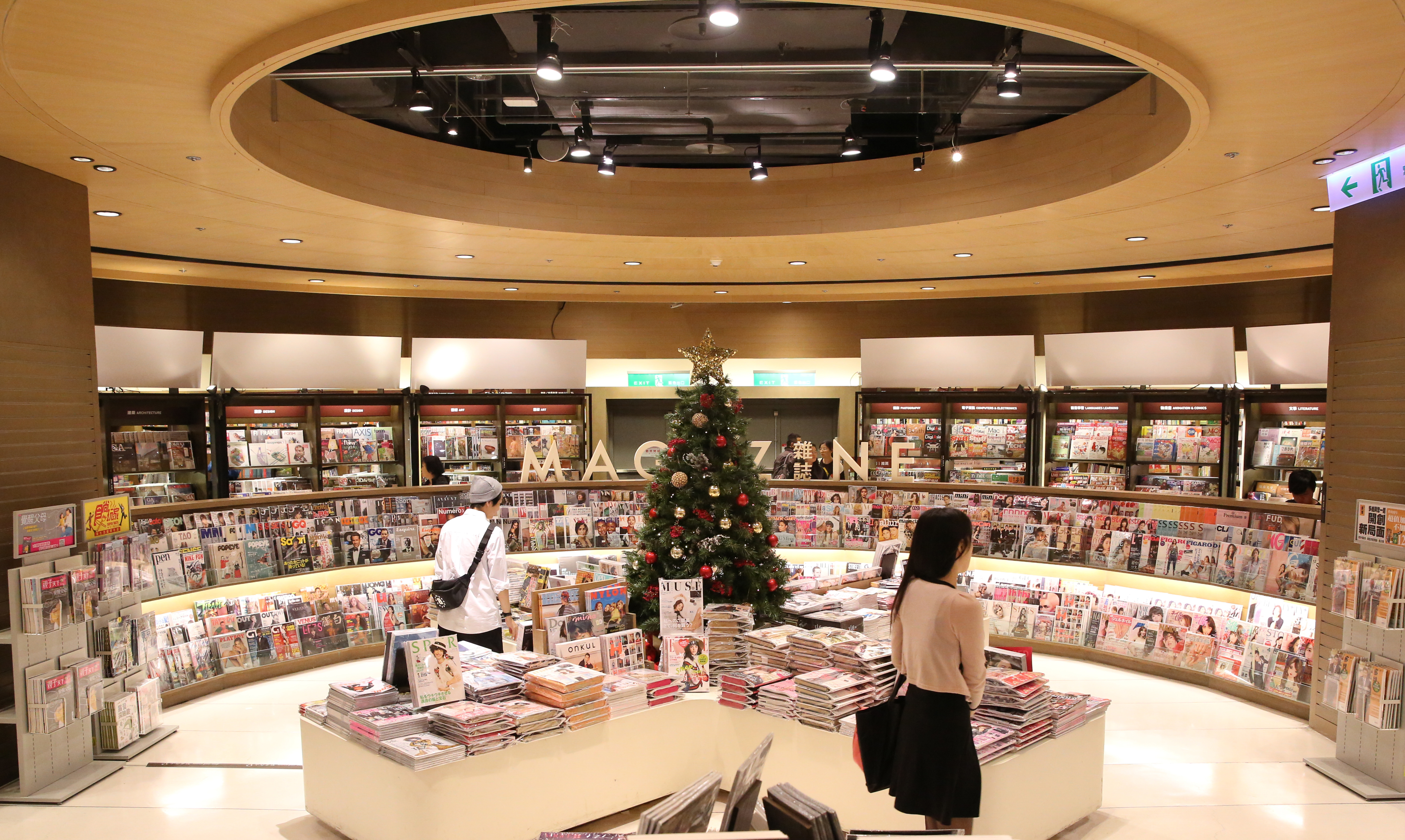 誠品創辦人吳清友對於書店內的空間細節非常執著,建材挑選也親力親為。