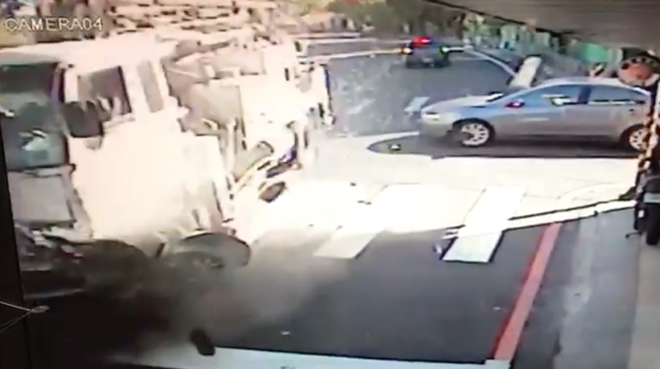 監視器拍下黑色自小客車，遭混凝土車撞擊的瞬間。