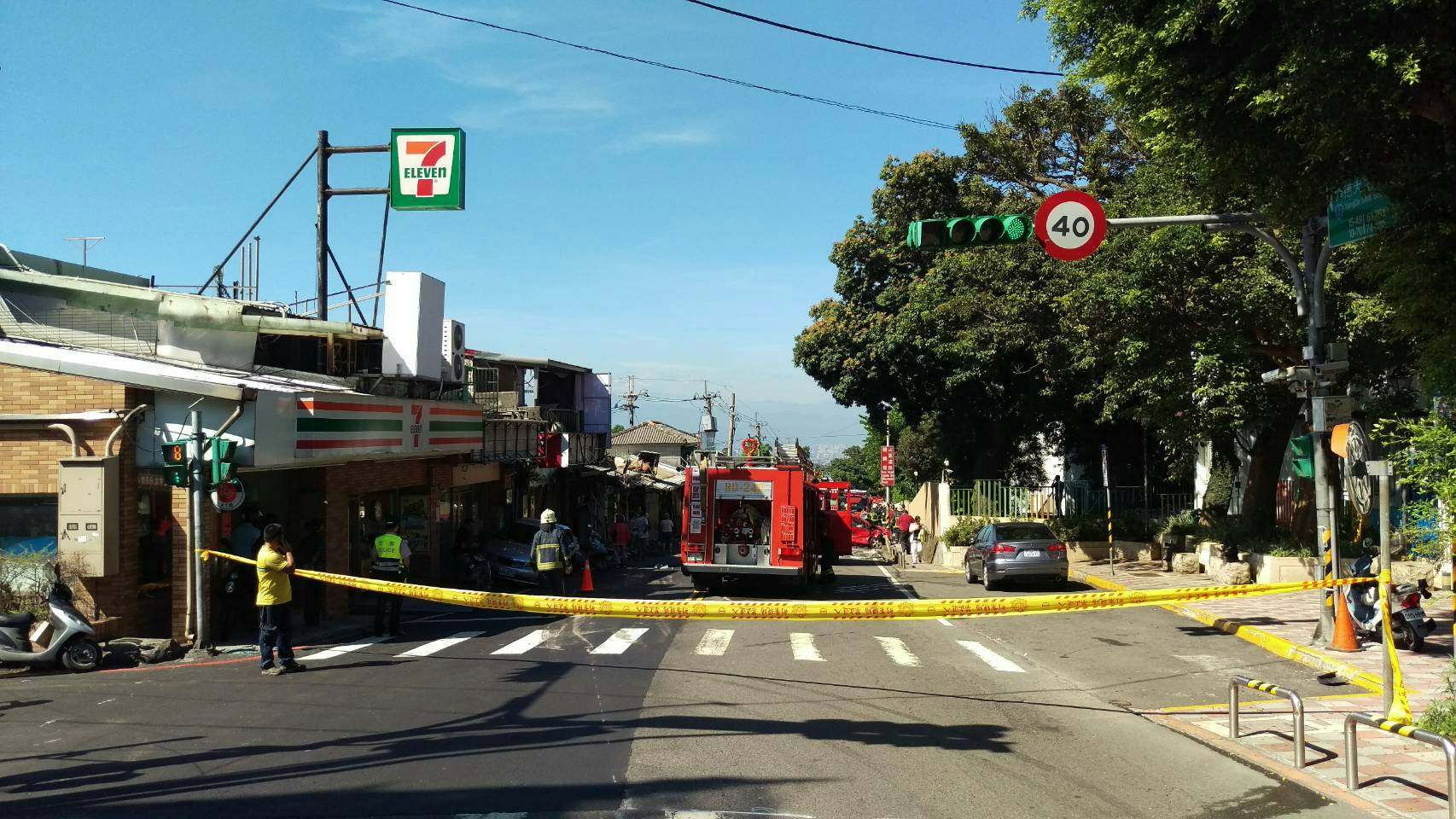 事故現場已拉起封鎖線,並實施車流上、下山管制。