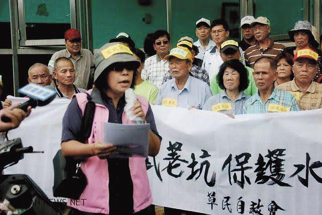 反武荖坑設殯葬區自救會今年5月包圍蘇澳鎮代會抗議。（讀者提供）