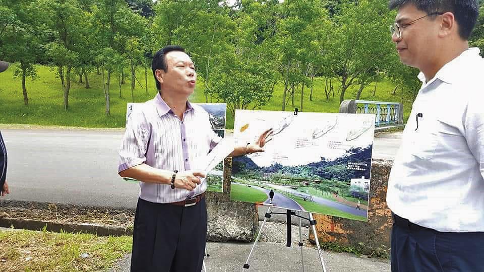蘇澳鎮長陳金麟在殯葬區預定地前方講解計畫。（翻攝臉書）