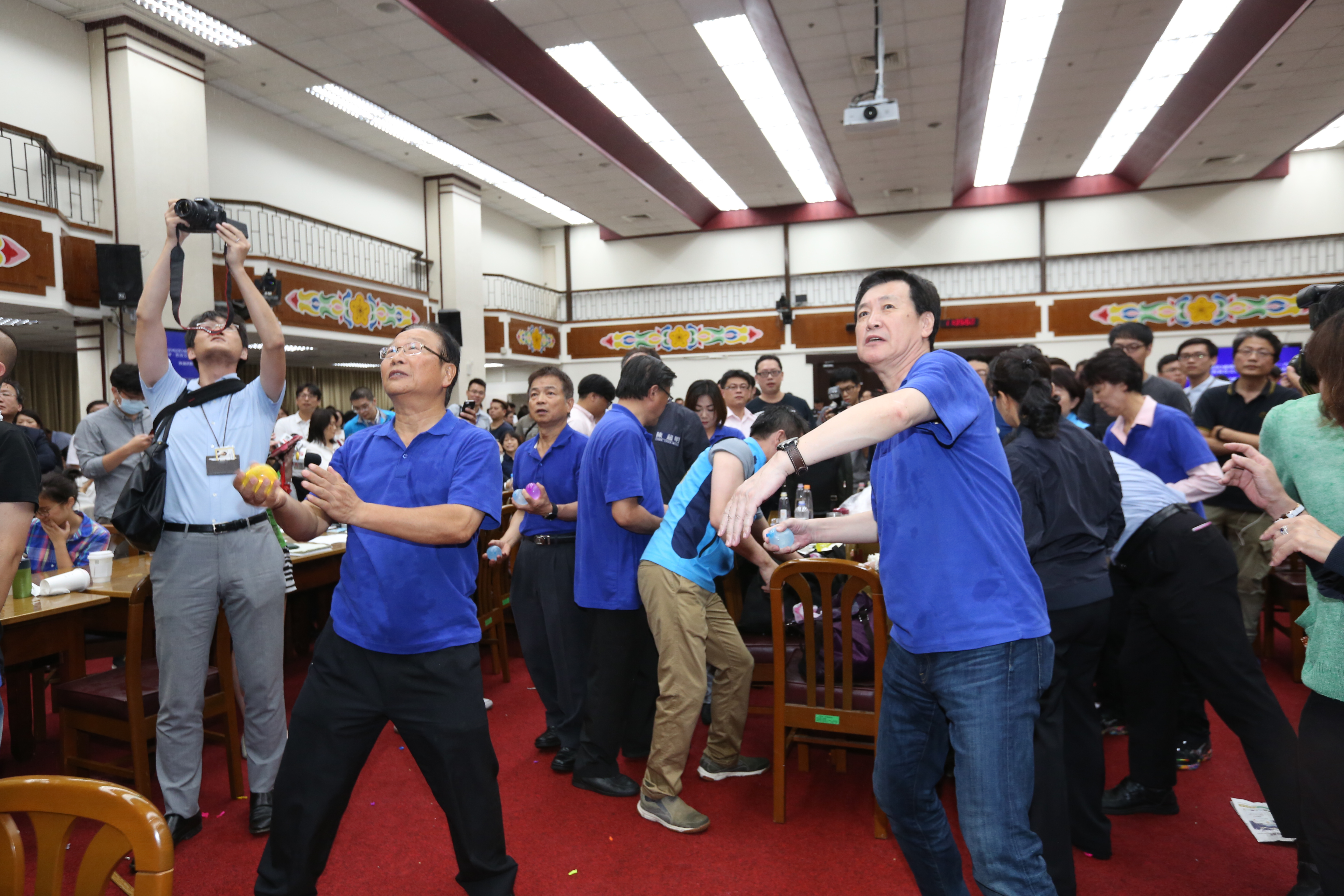 前瞻條例預算案完成初審，藍委丟水球、雞蛋杯葛都沒用。