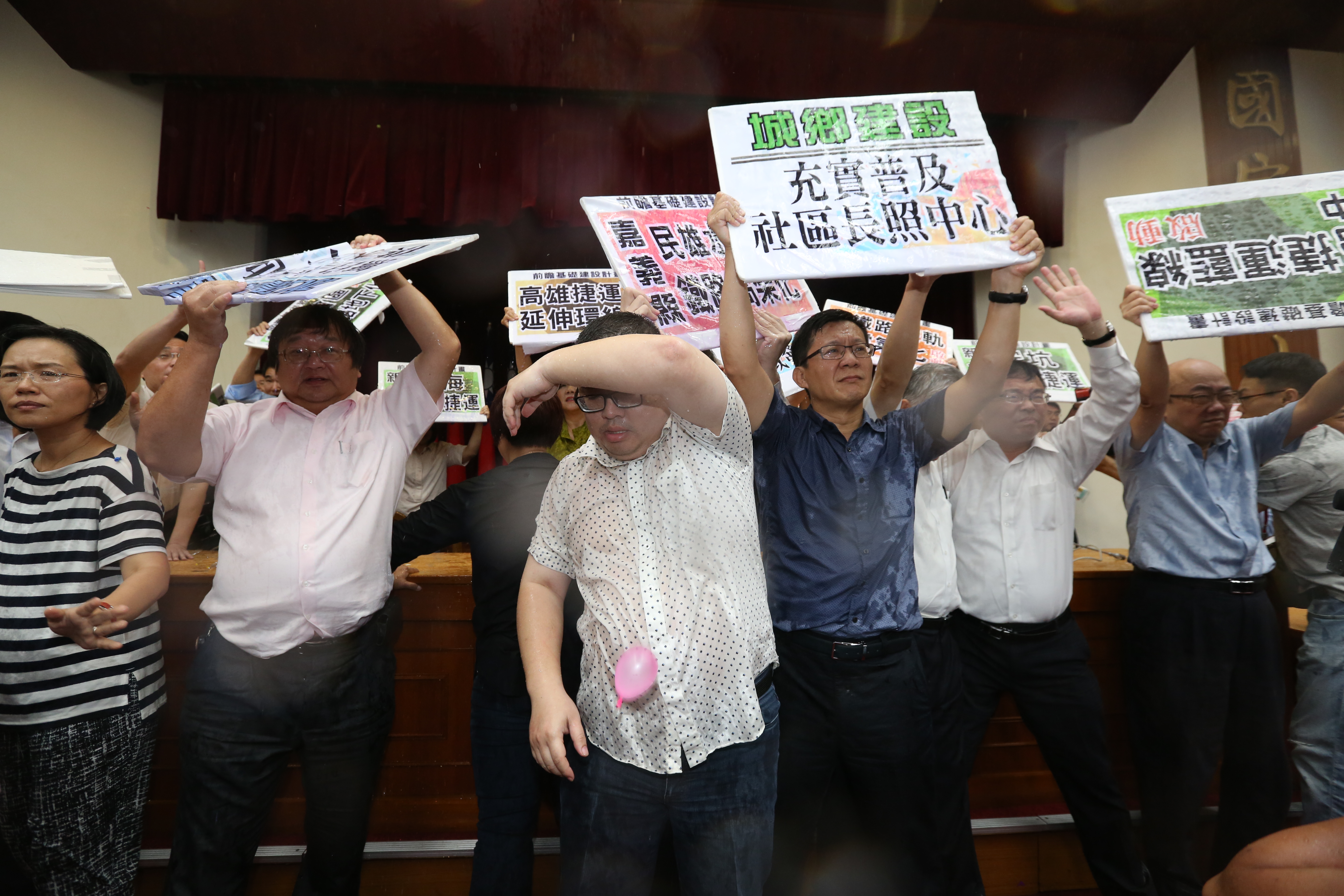 藍委丟水球杯葛，綠委死守主席台。