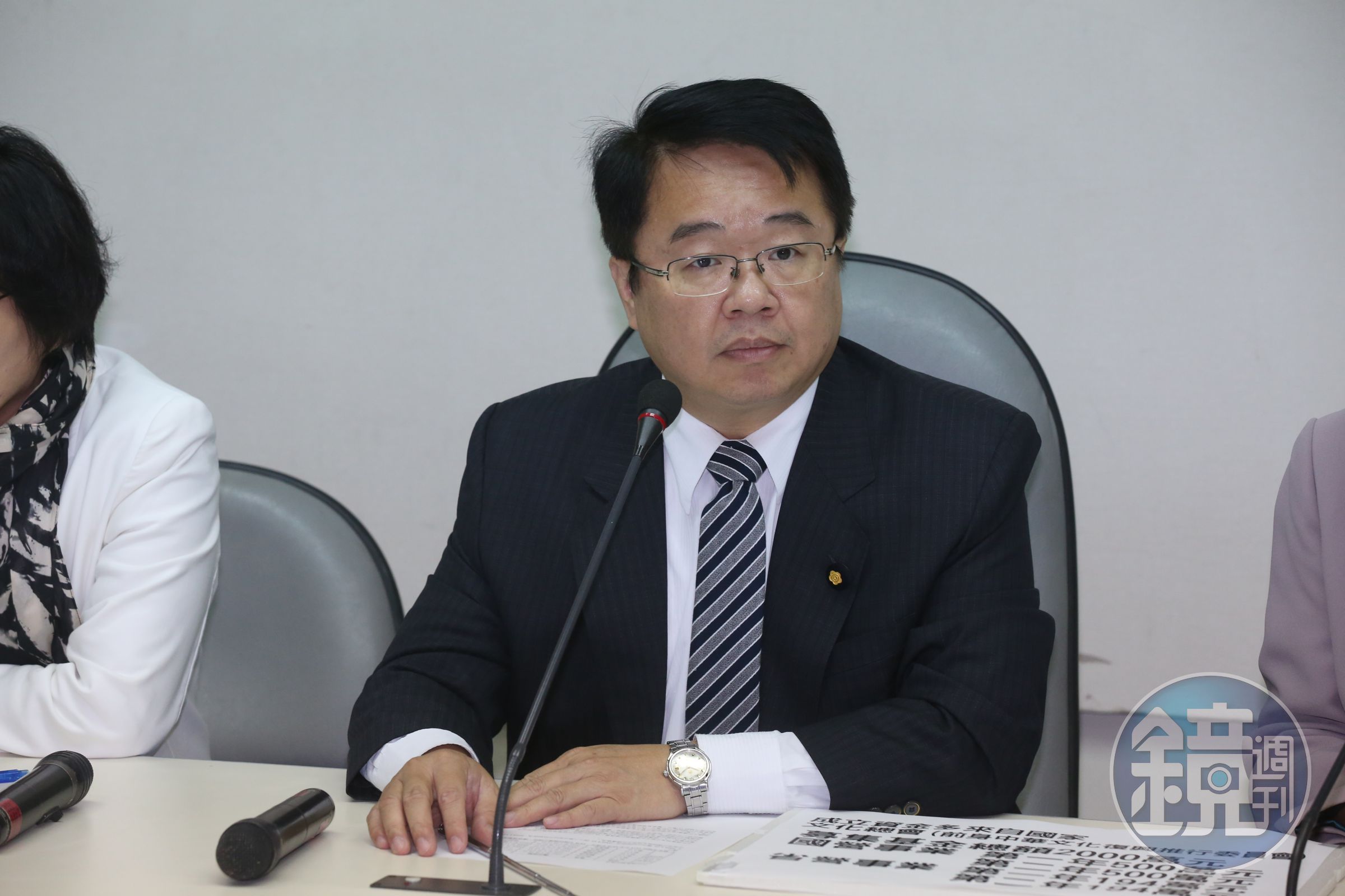 民進黨立委吳秉叡今接受廣播專訪時表示，這是羅致政私人的事。