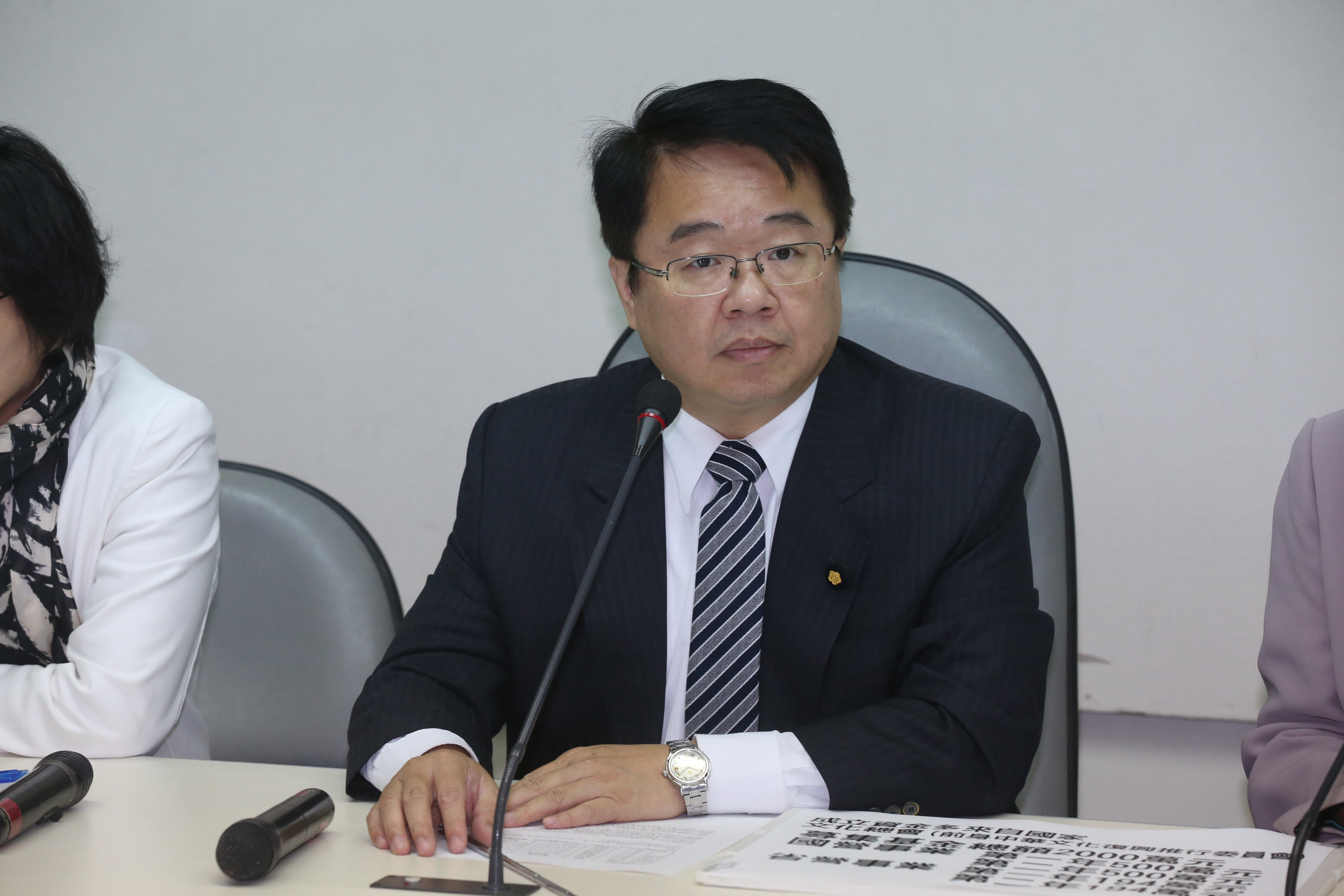 民進黨立委吳秉叡今接受廣播專訪時表示，這是羅致政私人的事。