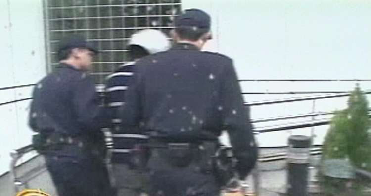 邱男（中）雖坦承和女童發生性關係，卻辯稱「我們互相喜歡」，但台北地檢署不採信。