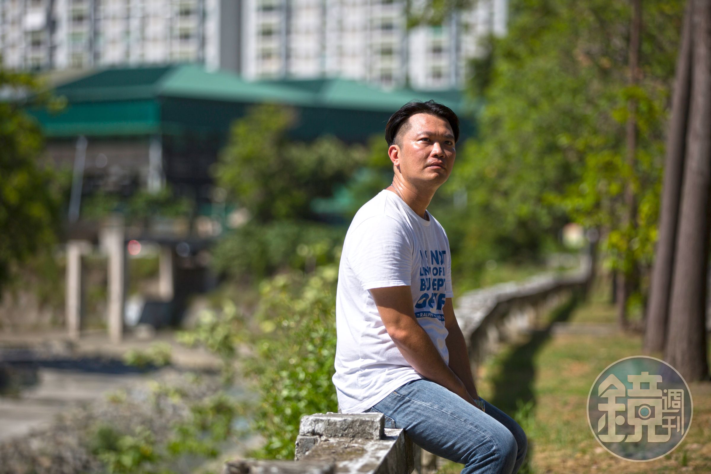 洪春峰花了超過30年才釐清母親的面貌。他發現媽媽很愛他，才會尋短；爸爸拚命賺錢，用物質補償失落的母愛。