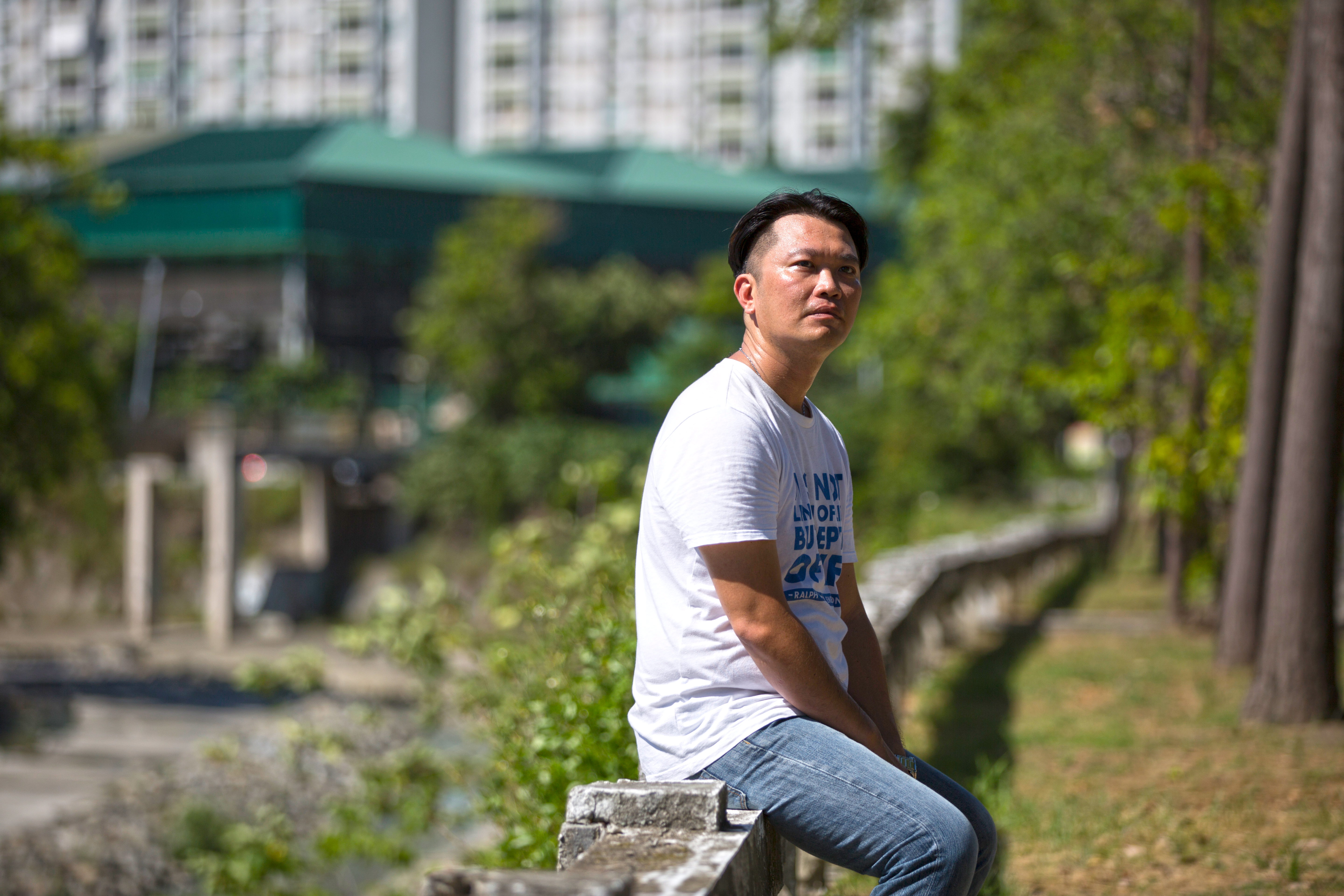 洪春峰花了超過30年才釐清母親的面貌。他發現媽媽很愛他，才會尋短；爸爸拚命賺錢，用物質補償失落的母愛。