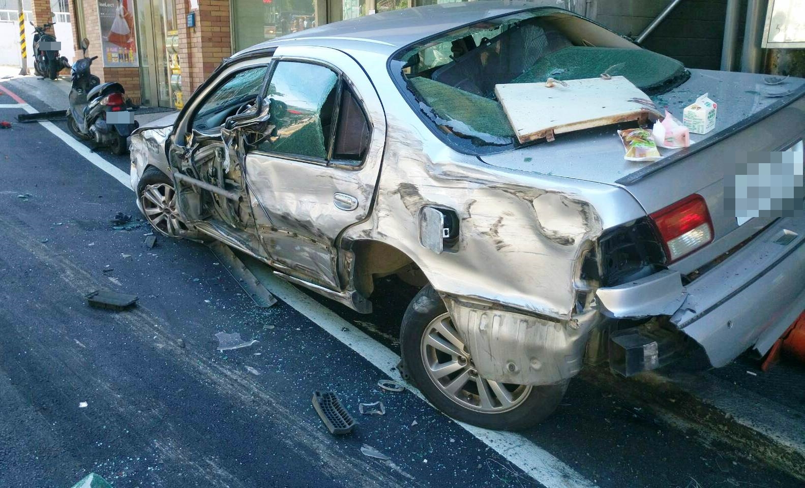 陽明山仰德大道車禍頻傳，19日上午又發生嚴重車禍。