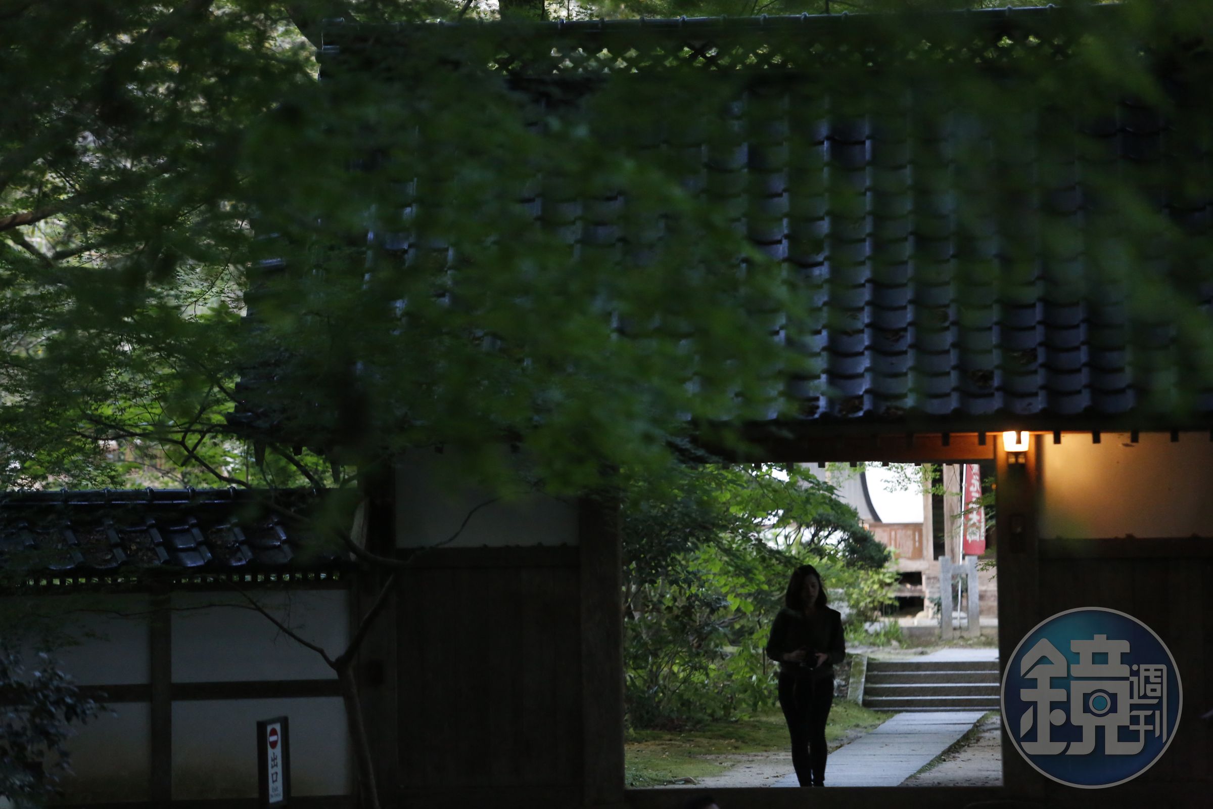 「中尊寺」的僧侶家院有如山中人家，吸引旅人穿梭門戶。