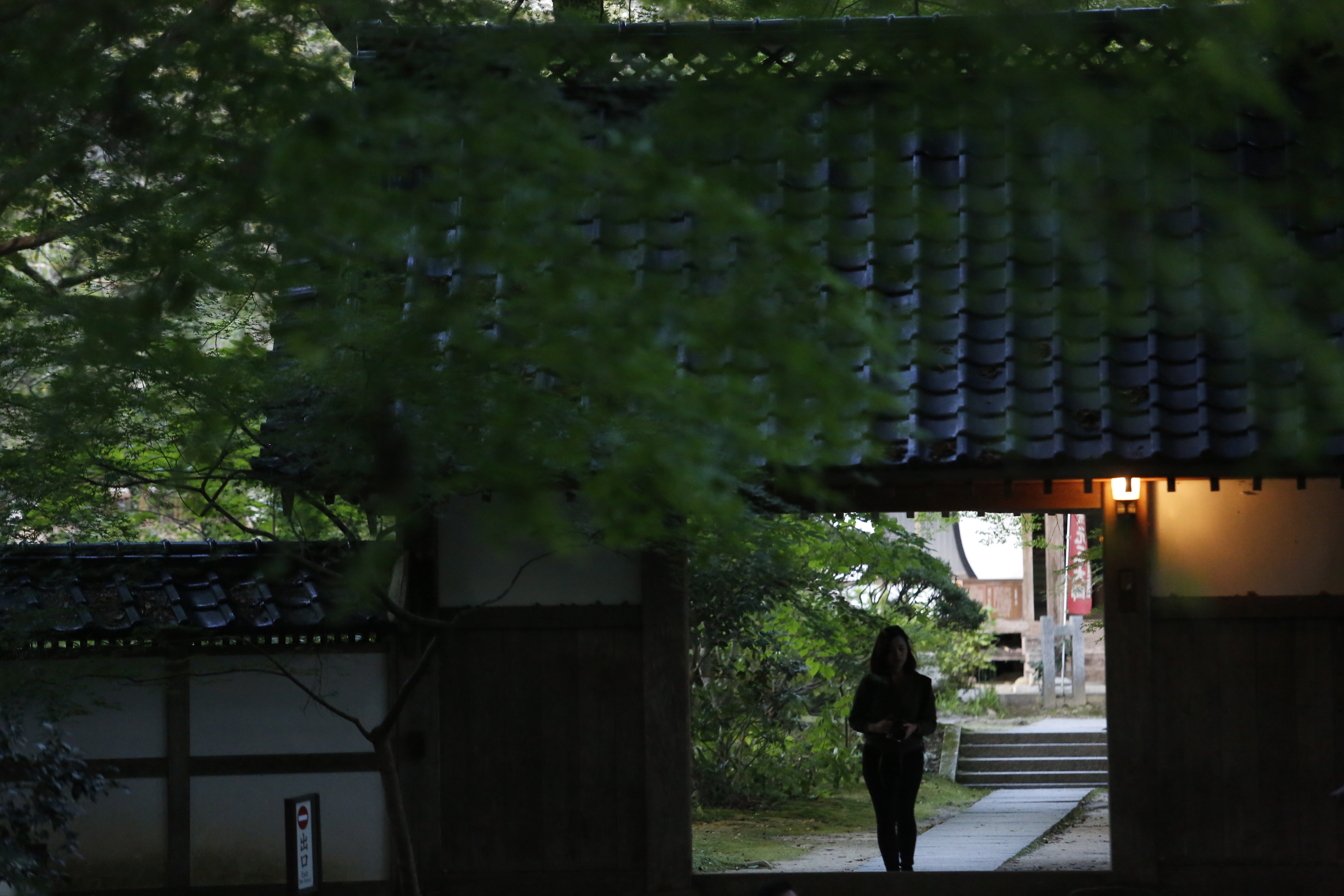 「中尊寺」的僧侶家院有如山中人家，吸引旅人穿梭門戶。