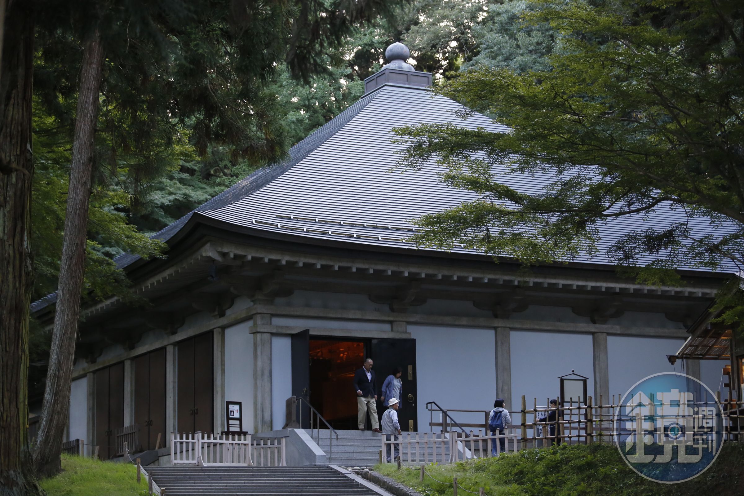 金色堂外投覆罩建築，形成屋中有屋的景緻。
