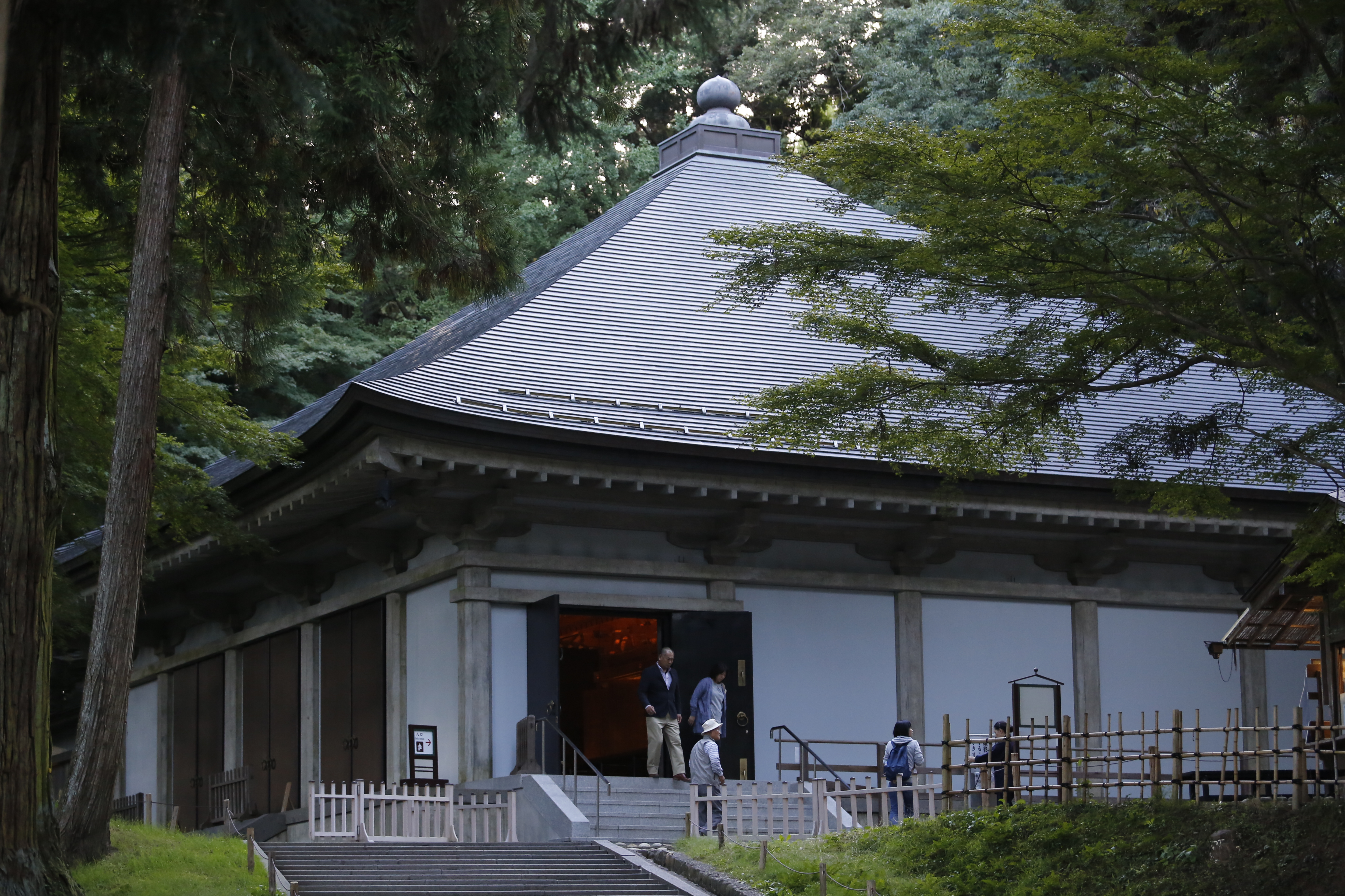 金色堂外投覆罩建築，形成屋中有屋的景緻。