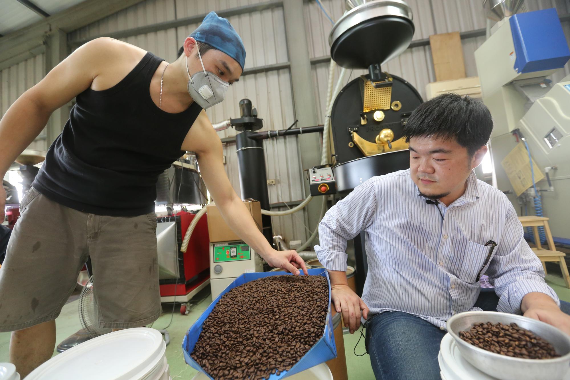 被判連帶賠償的另一苦主陳堂龍(戴口罩者)很無奈,卻也只能努力面對。