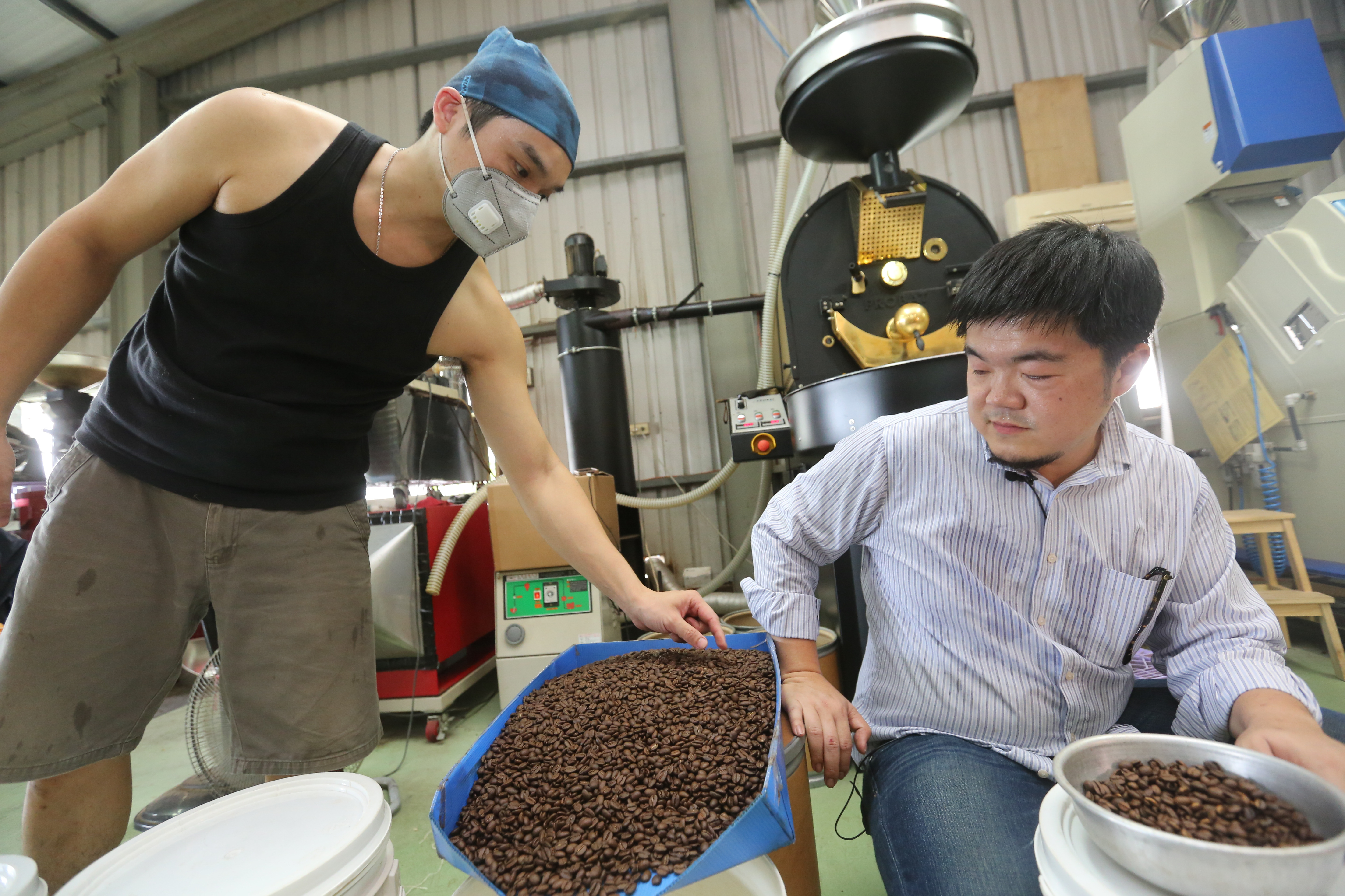 被判連帶賠償的另一苦主陳堂龍（戴口罩者）很無奈，卻也只能努力面對。