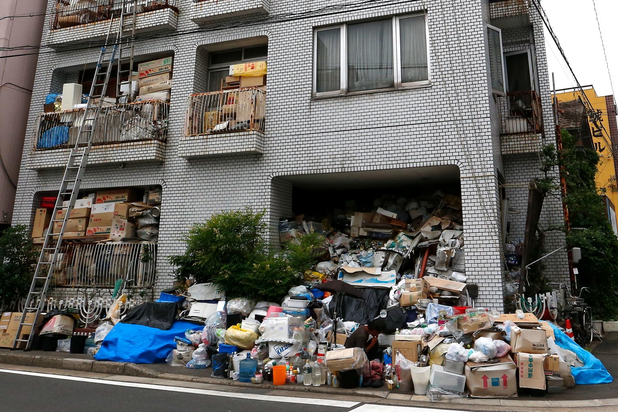日本「垃圾屋」問題存在已久，不少是高齡者居住其中，為解決問題，市場上開始出現專門替老人家打掃做家事的業者。