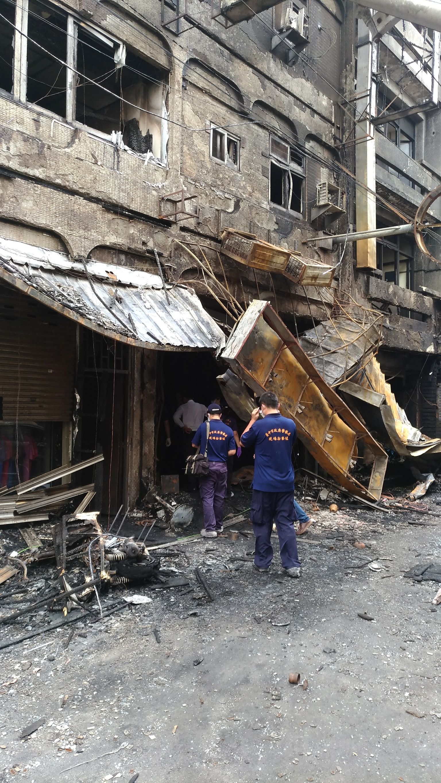 火場鑑識人員重回現場勘驗，初步認定2次爆炸才使得災情如此慘重。