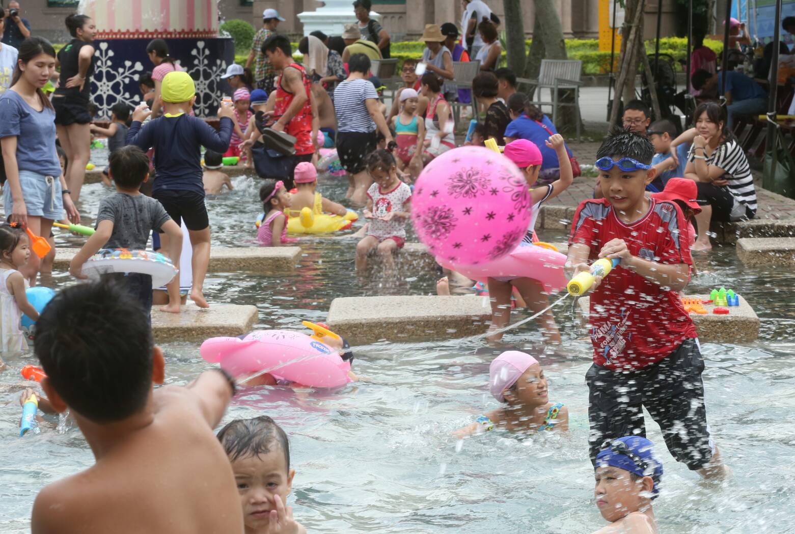 今天台北中午飆出38度高溫，很多民眾帶小孩到自來水園區玩水消暑。