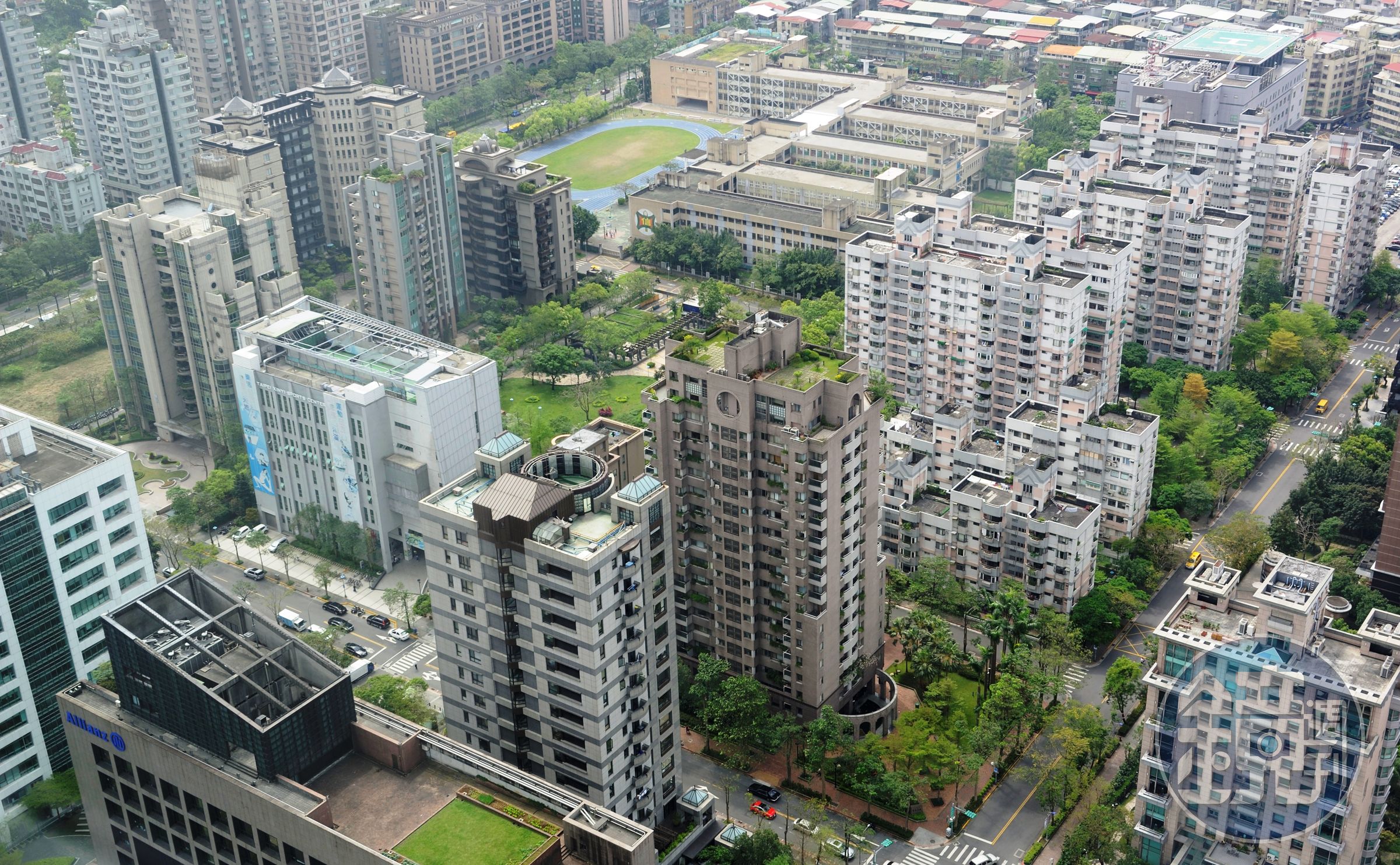 國內房市疲軟，房仲業大逃離，投資房市的資金一併外移。