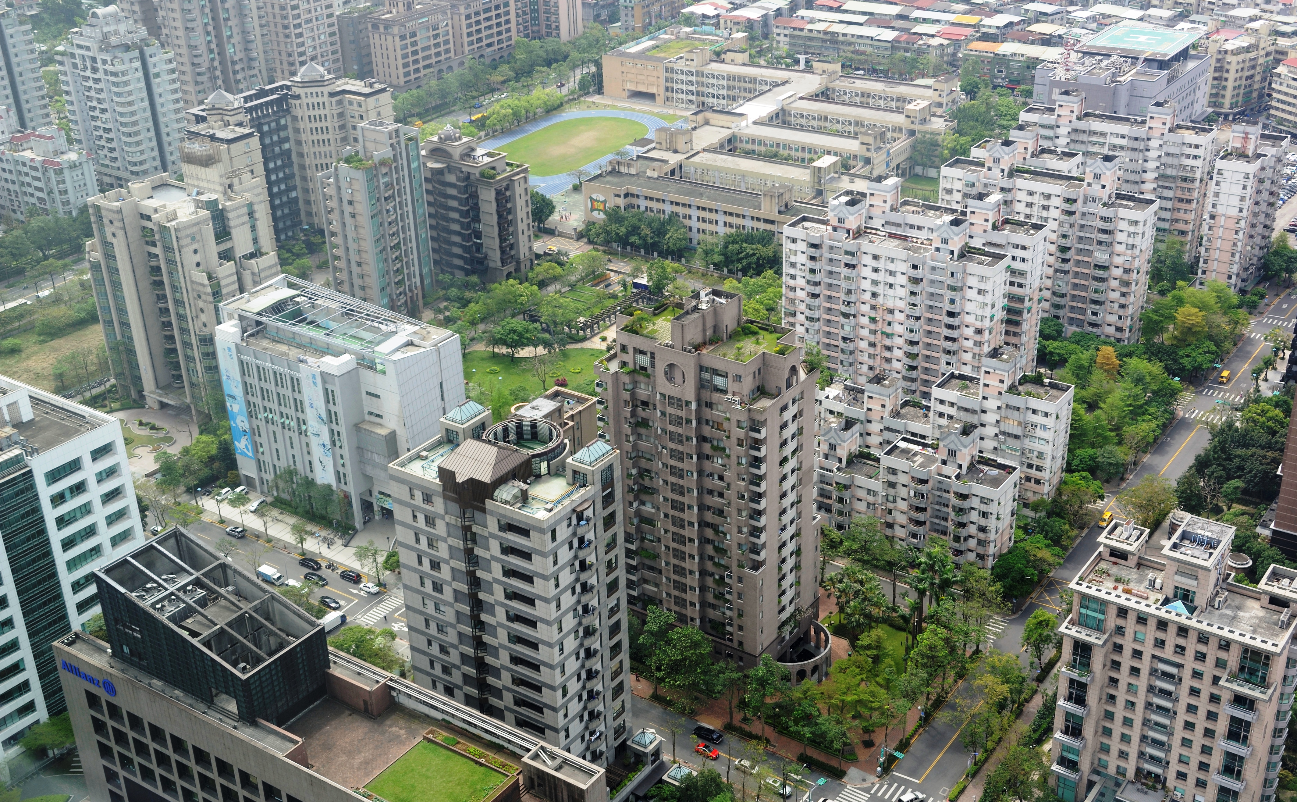 國內房市疲軟，房仲業大逃離，投資房市的資金一併外移。