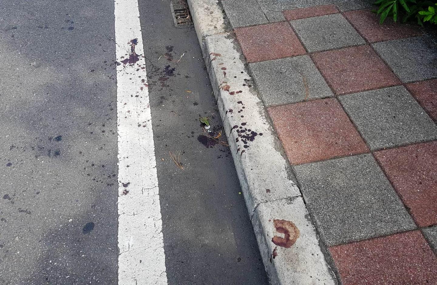 江金水在車禍地點前的500公尺處跳車逃生，現場留下斑斑血跡，躲過死神召喚。