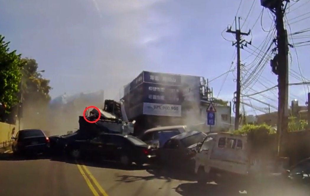 坐在水泥壓送車上的陳女車禍後自行爬出求救。