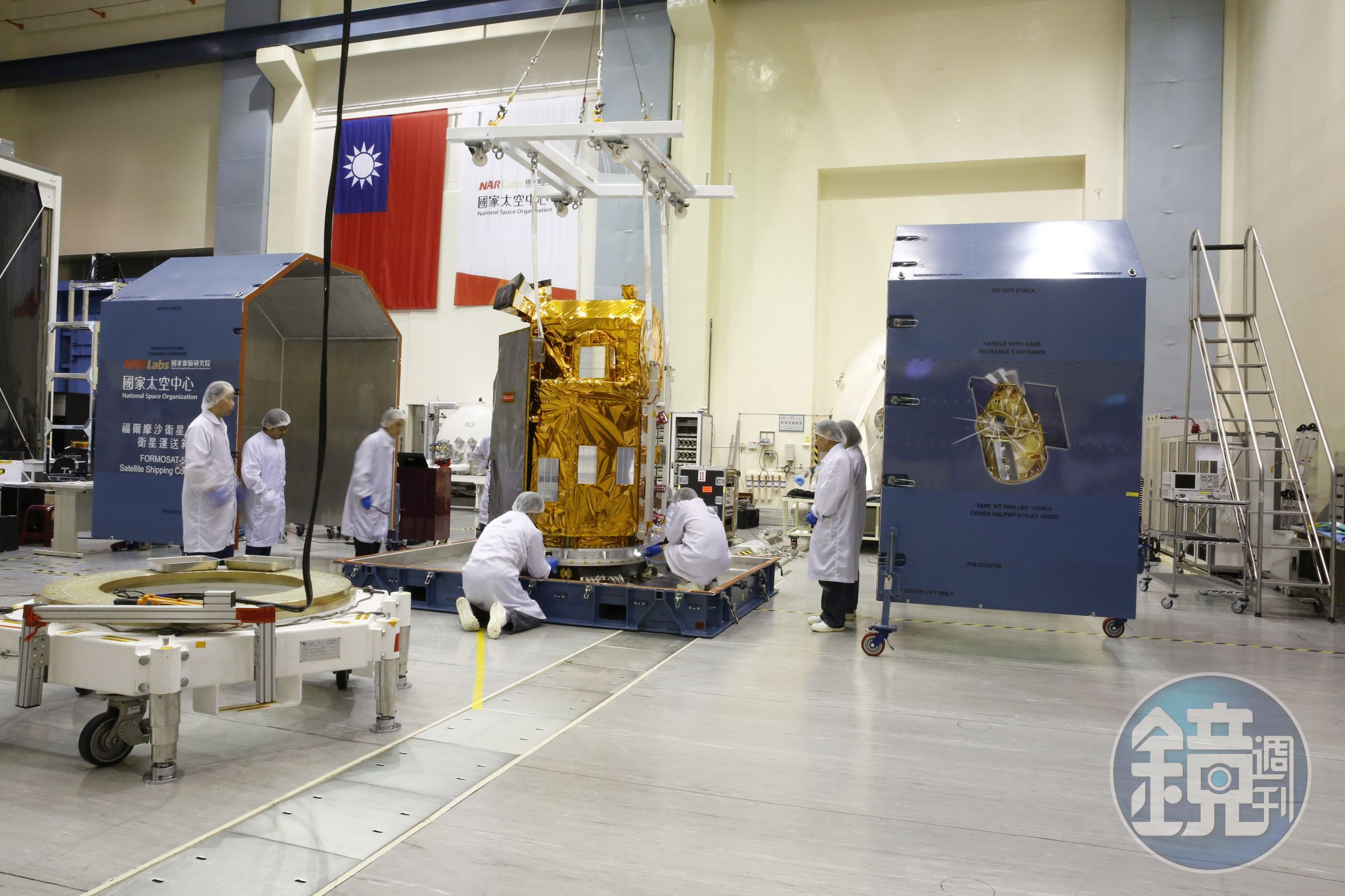 福衛五號裝箱以前，太空中心工作人員仔細檢查，確保衛星能固定在運送架上。（圖｜太空中心）