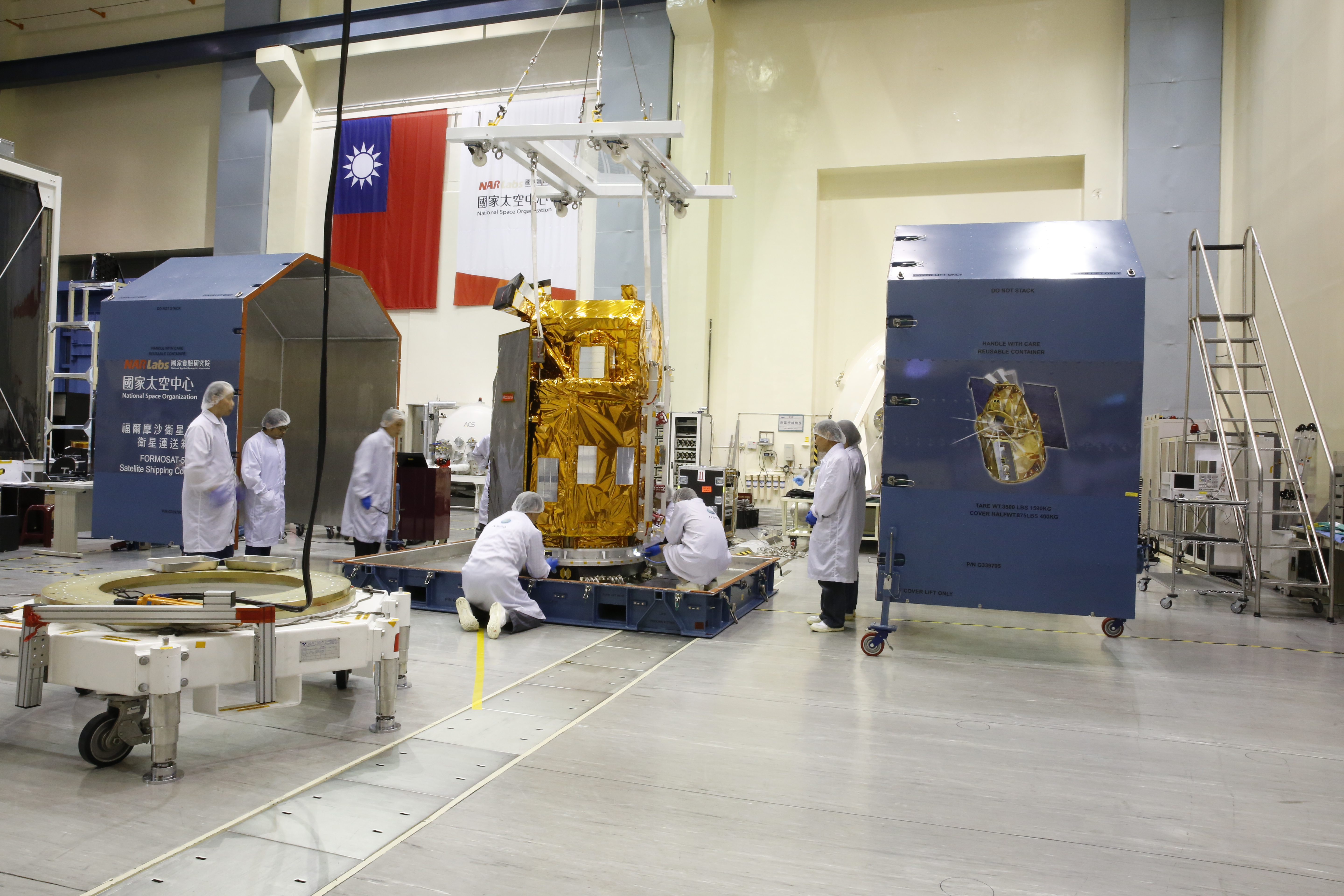 福衛五號裝箱以前，太空中心工作人員仔細檢查，確保衛星能固定在運送架上。（圖｜太空中心）