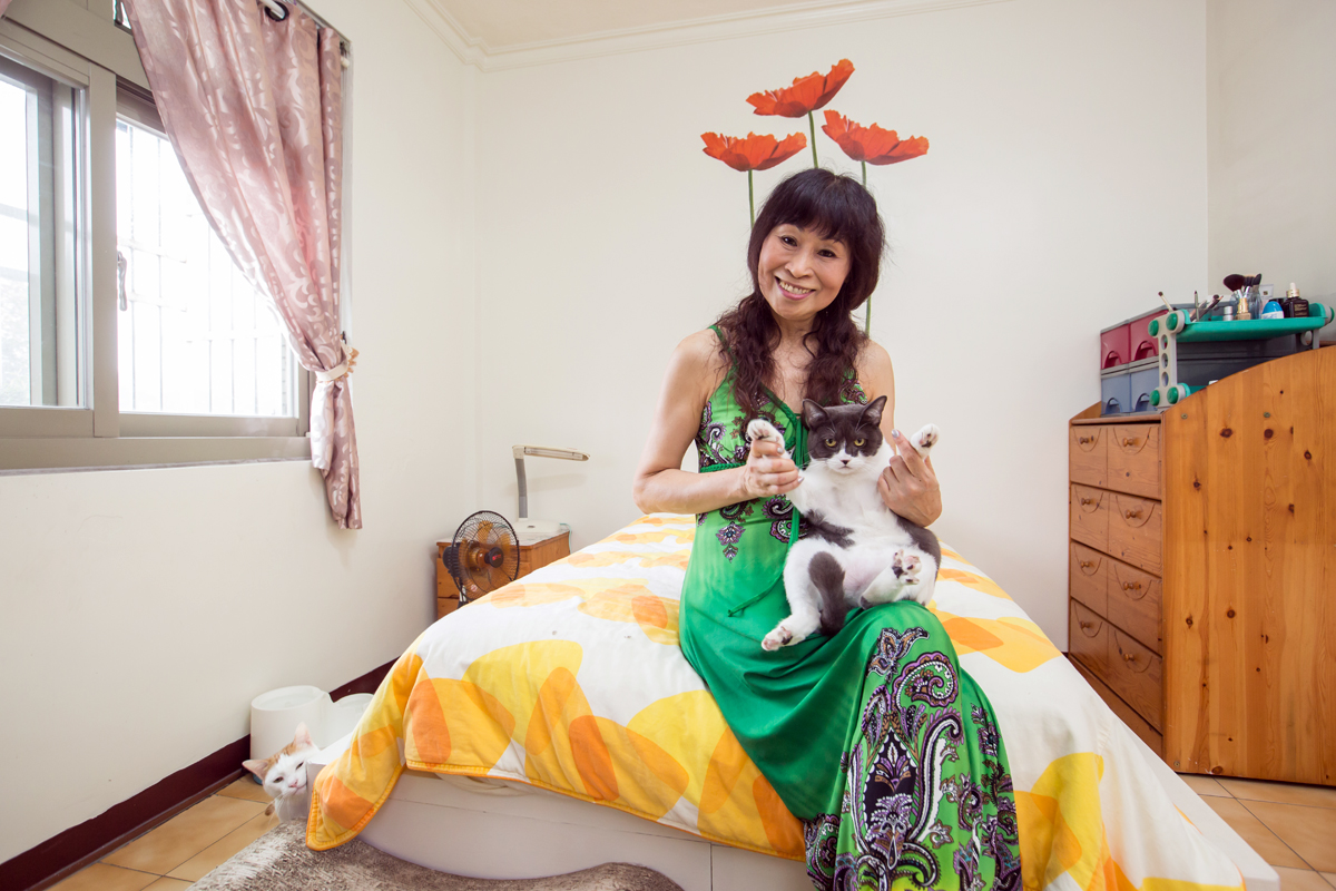 周亞瓊每天收完盤，沒事都會趕緊回家，陪3隻愛貓玩。